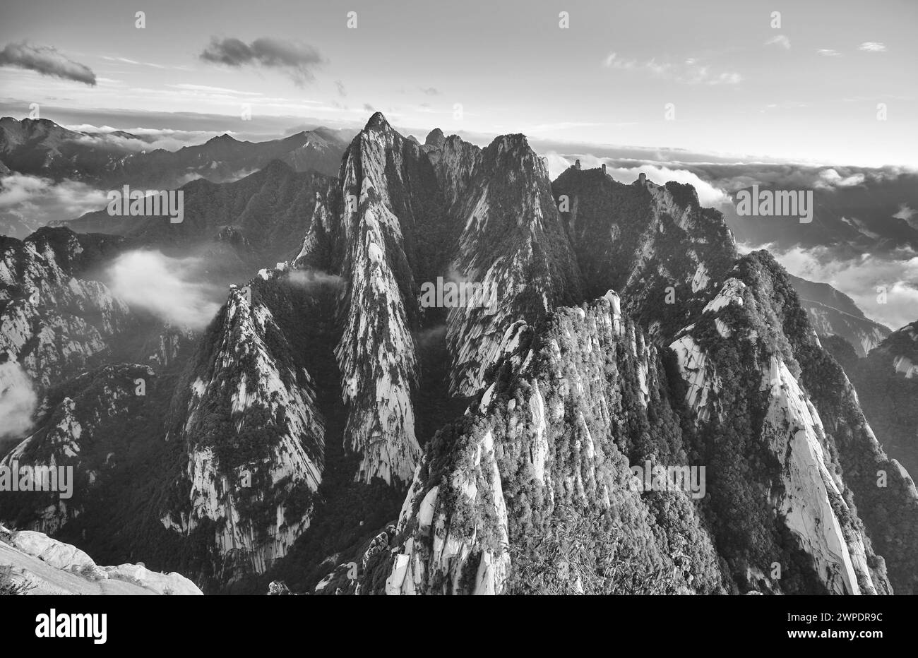 Schwarzweißfoto der Berglandschaft des Huashan-Nationalparks, China. Stockfoto