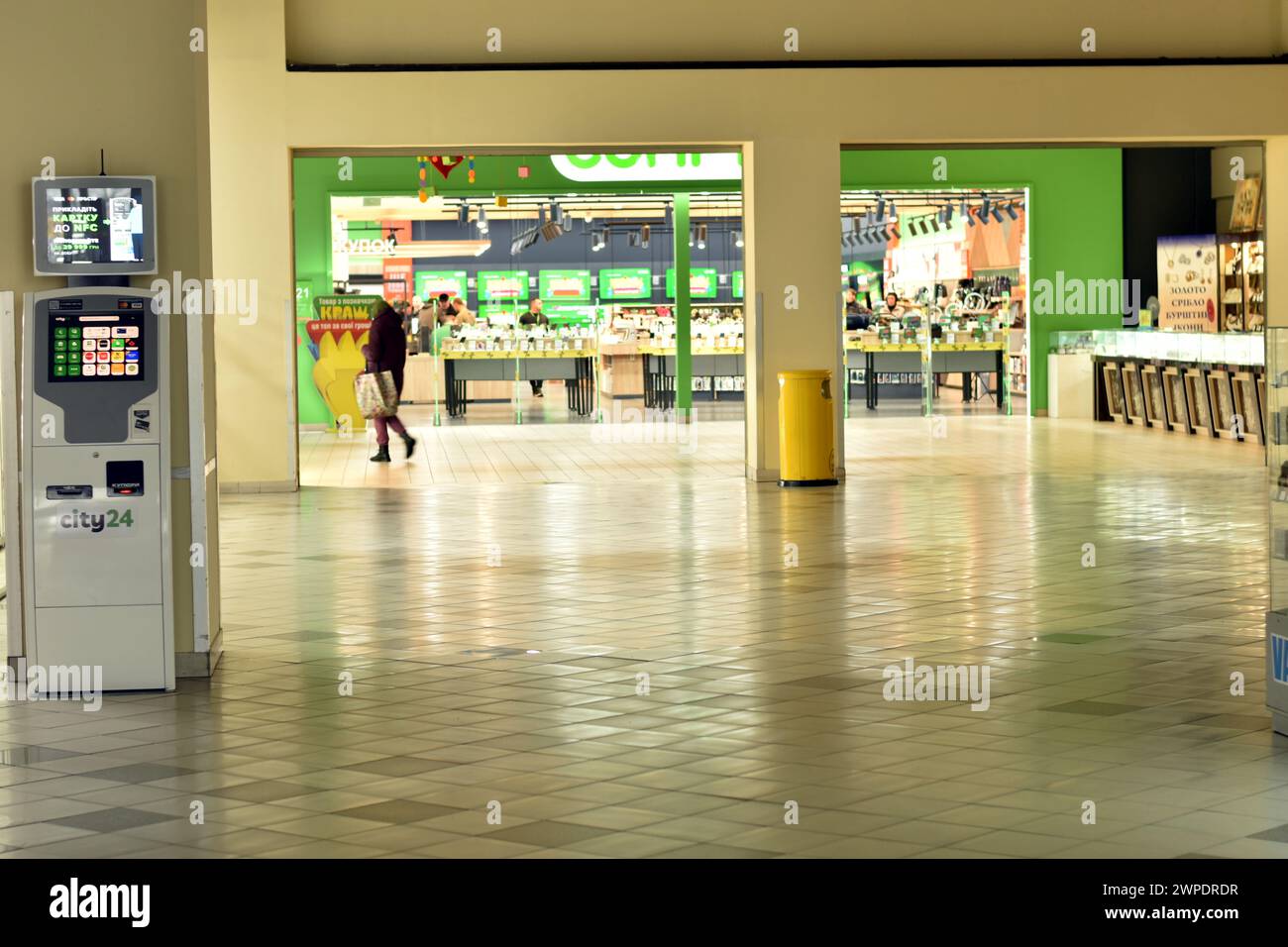 Kiew. Kiew. Ukraine. 02. 21. 2024. Foyer in einem Einkaufszentrum, Eingang zum Handelshaus. Stockfoto