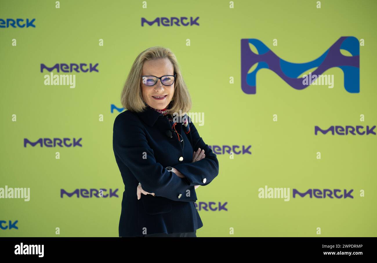 Darmstadt, Deutschland. März 2024. Belén Garijo, Vorsitzende des Vorstands von Merck KGaA, nimmt an der jährlichen Pressekonferenz im Hauptsitz des Unternehmens Teil. Nach einem deutlichen Gewinnrückgang im Jahr 2023 setzt das Darmstädter Pharma- und Spezialchemieunternehmen in diesem Jahr auf einen besseren Lauf. Vermerk: Arne Dedert/dpa/Alamy Live News Stockfoto