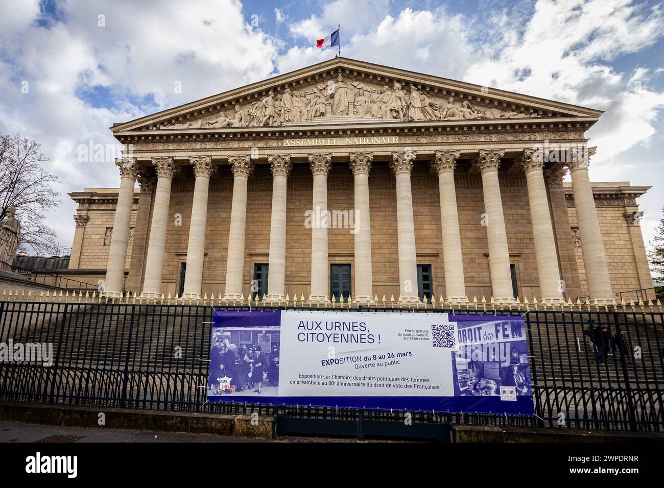 Paris, Frankreich. März 2024. Blick auf die Fassade des Palais Bourbon mit einem Plakat, das eine kostenlose Ausstellung in der Nationalversammlung über die Geschichte der politischen Rechte der Frauen angibt. Eine wöchentliche Sitzung der Befragung der französischen Regierung findet in der Nationalversammlung im Palais Bourbon in Paris statt. (Foto: Telmo Pinto/SOPA Images/SIPA USA) Credit: SIPA USA/Alamy Live News Stockfoto