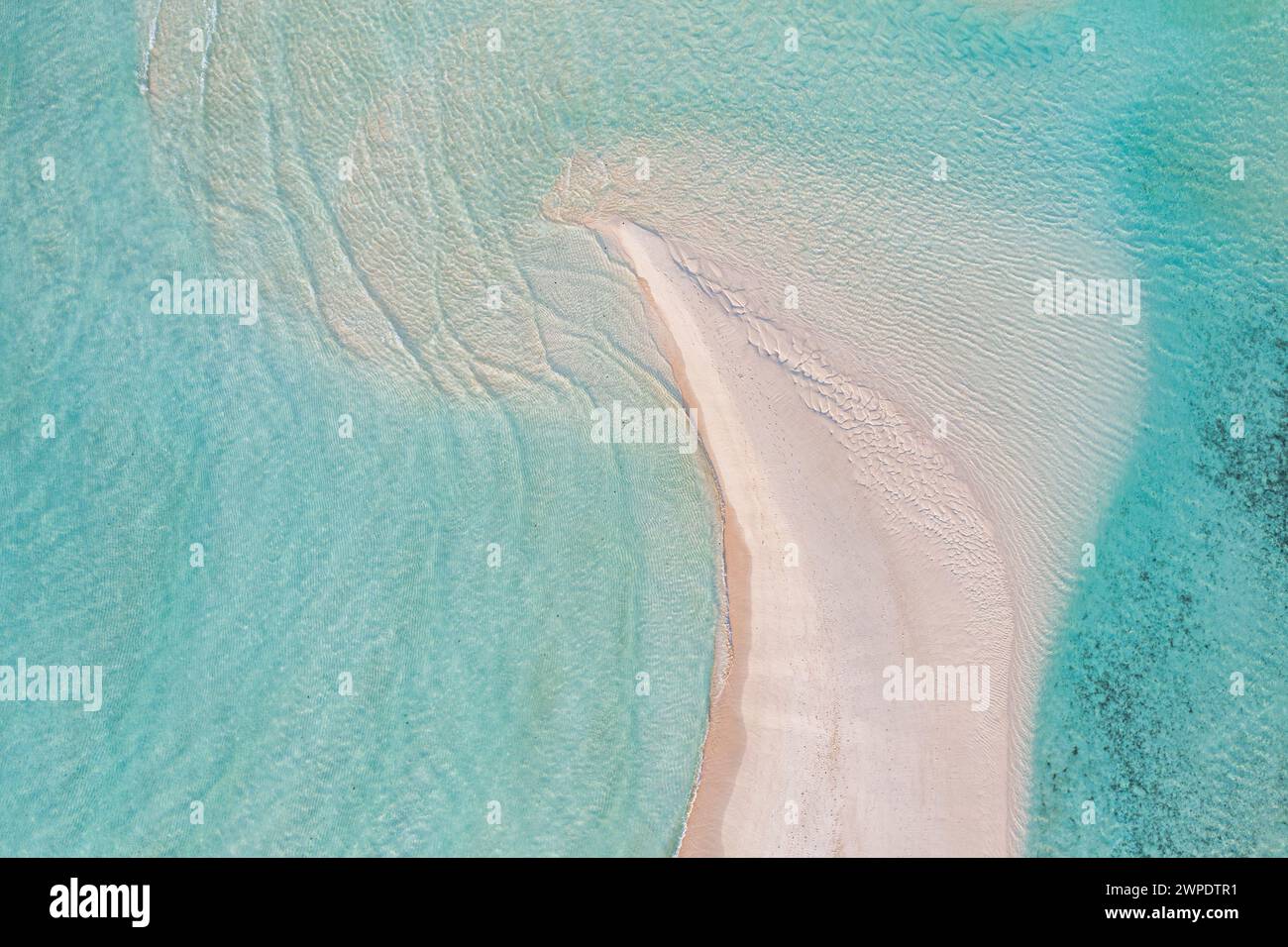 Entspannender Luftstrand Sandbank, Sommerferien Vorlage Banner. Friedliche Wellen surfen mit der fantastischen blauen Ozean Lagune, Meer Küste, Küste Stockfoto