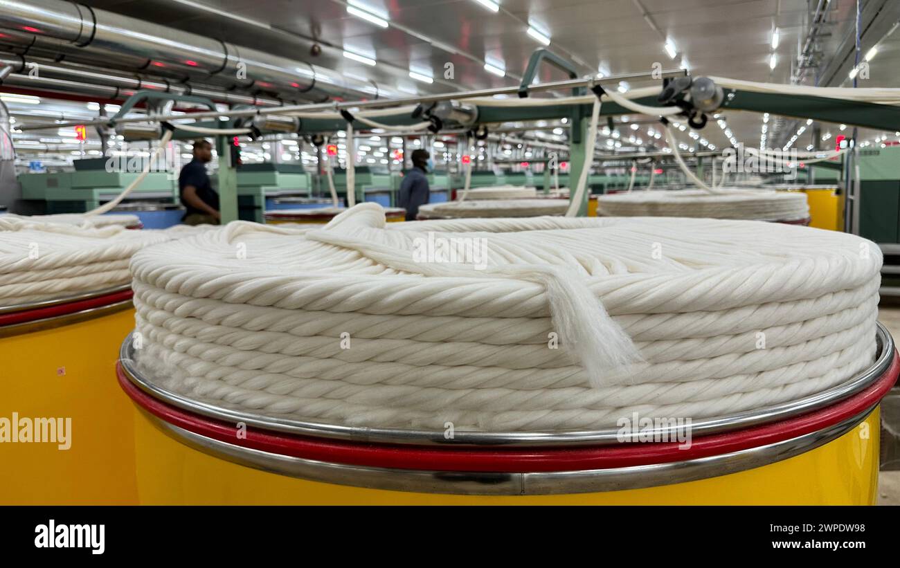 07. März 2024, Benin, Glo Djigbé: Baumwolle wird in einer Textilfabrik in der Sonderwirtschaftszone Glo-Djigbé (GDIZ) in der Nähe der Wirtschaftsmetropole Cotonou verarbeitet. Das Industriegebiet gilt als Vorzeigeprojekt zur Schaffung von Arbeitsplätzen bei der Verarbeitung lokaler Erzeugnisse wie Baumwolle und Cashewnüsse. Foto: Christina Peters/dpa-Zentralbild/dpa Stockfoto