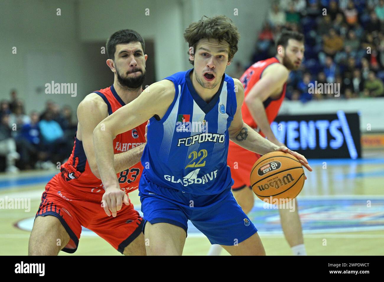 Porto, 06/2024 - der FC Porto war heute Abend Gastgeber von Bahçeşehir Koleji Spor Kulübü in der Pavilhão Dragão Arena, im Playoff-Spiel des FIBA Europe Cup 2023/24 für Männer. Nuno Sá (FC Porto) (Pedro Granadeiro/Global Imagens) Credit: Atlantico Press/Alamy Live News Stockfoto