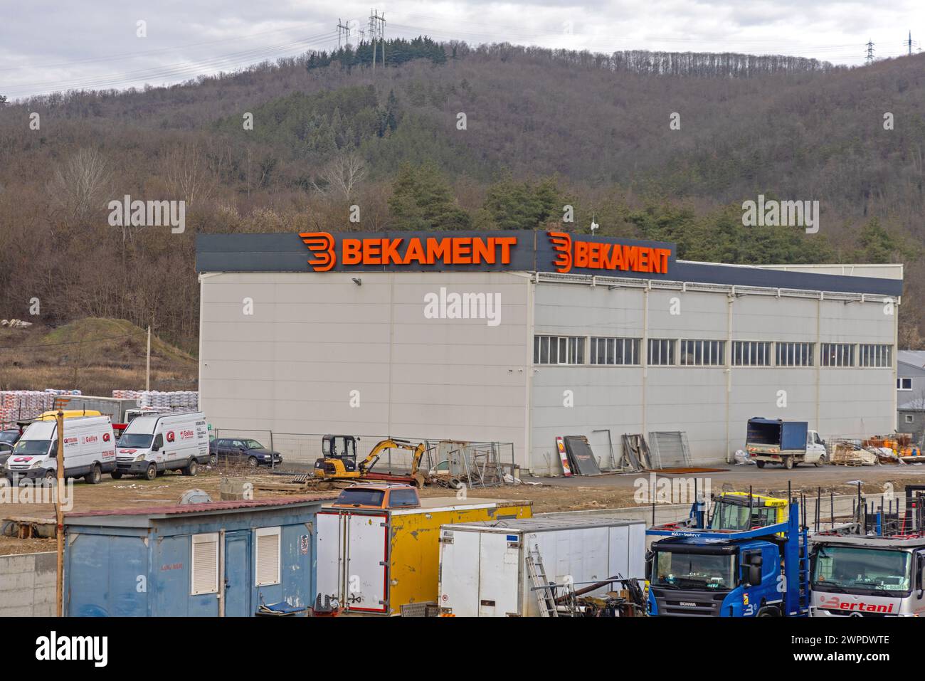 Belgrad, Serbien - 10. Februar 2024: Construction Material Warehouse Building Bekament Company im Industriegebiet Beli Potok. Stockfoto