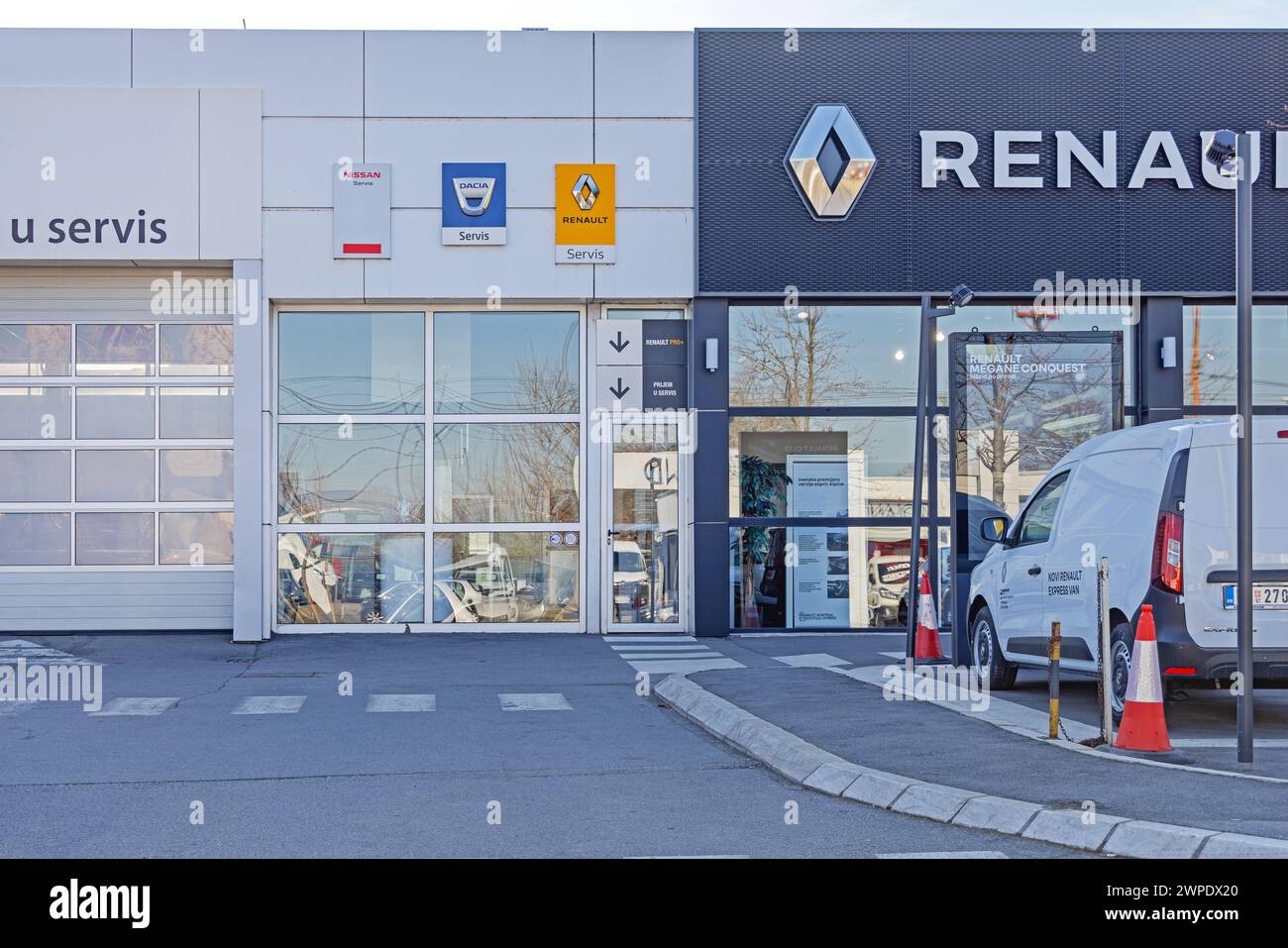 Belgrad, Serbien - 17. Februar 2024: Französischer Autohersteller Renault Nissan Dacia Service in der Hauptstadt. Stockfoto