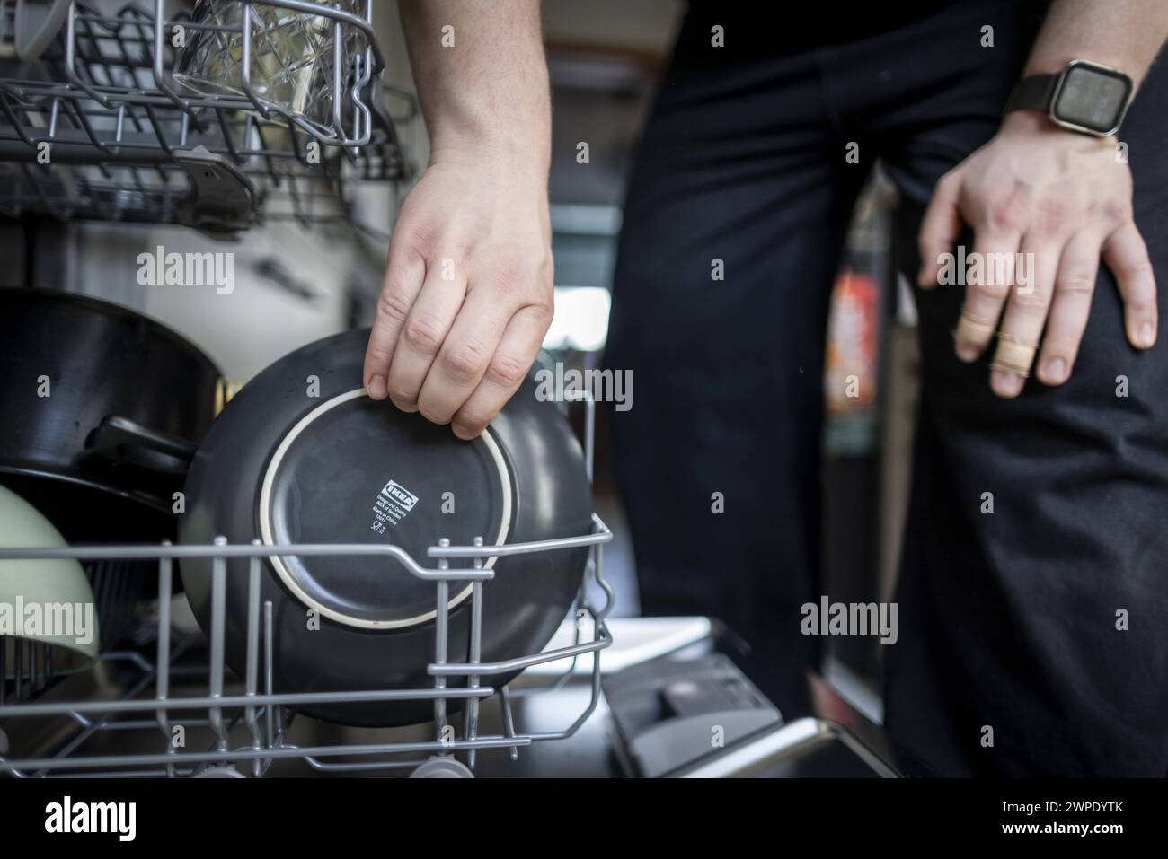 Ein Mann raeumt eine Spuelmaschine ein. Berlin, 08.03.2024. Berlin Deutschland *** Ein Mann, der einen Geschirrspüler reinigt Berlin, 08 03 2024 Berlin Deutschland Copyr Stockfoto