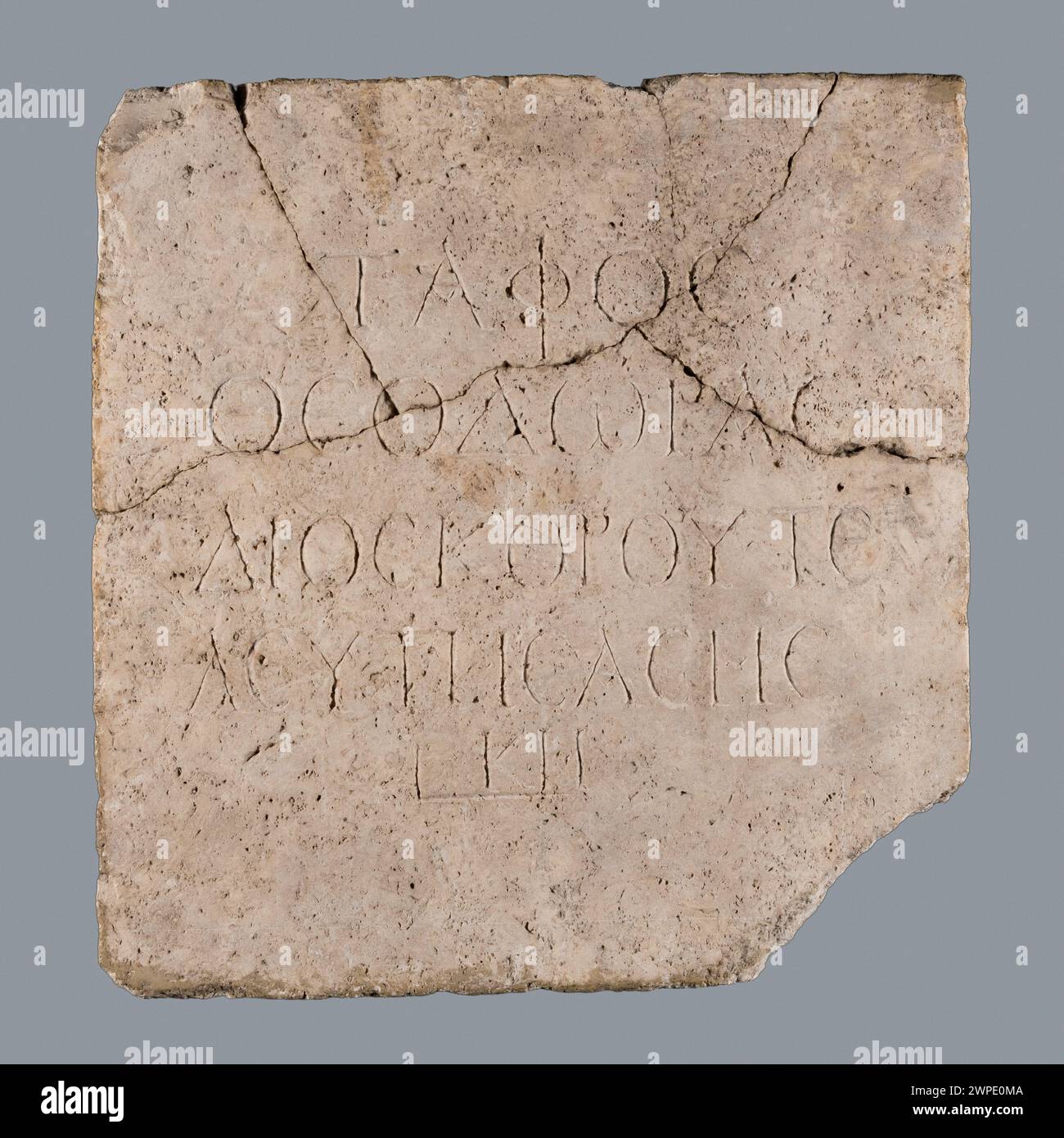 Dieser Titulus aus dem Grab von Theodora, Tochter von Dioskoros, ist eine Grabbeischrift des römischen Reiches, die familiäre Identität und Begräbnispraxis dokumentiert. Stockfoto