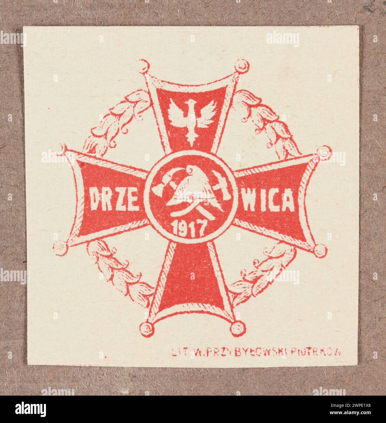 Lithographischer Druck mit einem Kreuz, einer Schutzfigur, zwei Äxten, 1917 Daten und dem polnischen Emblem mit der Inschrift „Drzewica“, geschaffen von W. Przybykowski in Piotrków Trybunalski. Stockfoto