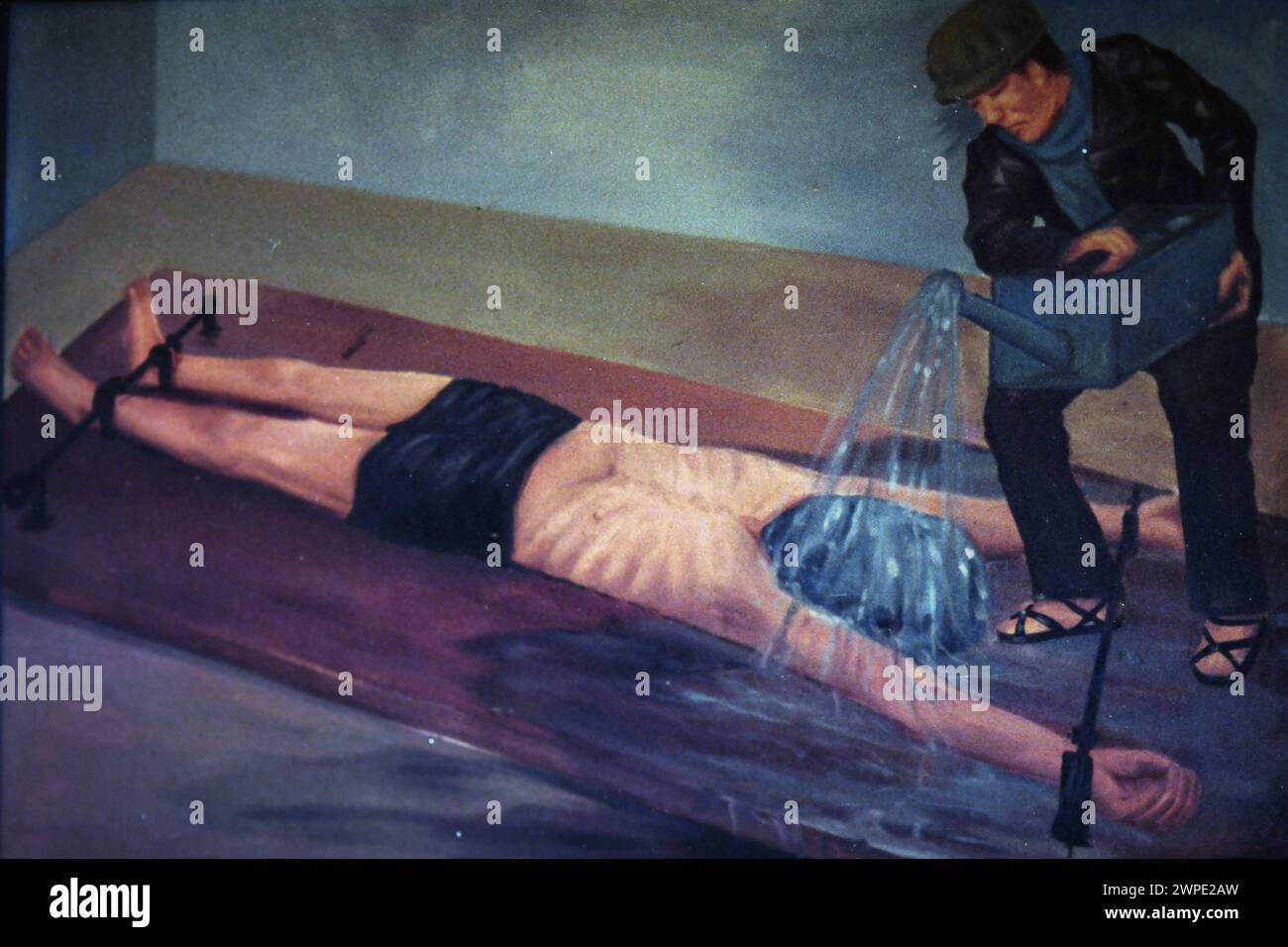 Gemälde eines überlebenden Gefangenen der Wassereinschiffung Folter, aufgenommen 1997, Toul Sleng Genocide Museum; Phnom Penh, Kambodscha Stockfoto