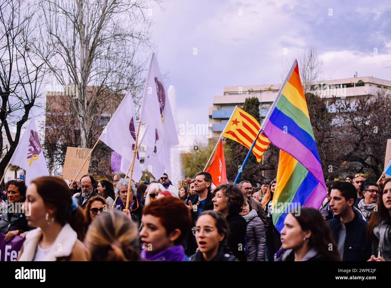 Mädchen protestieren und kämpfen für ihre Rechte auf 8M in Tarragona. Stockfoto