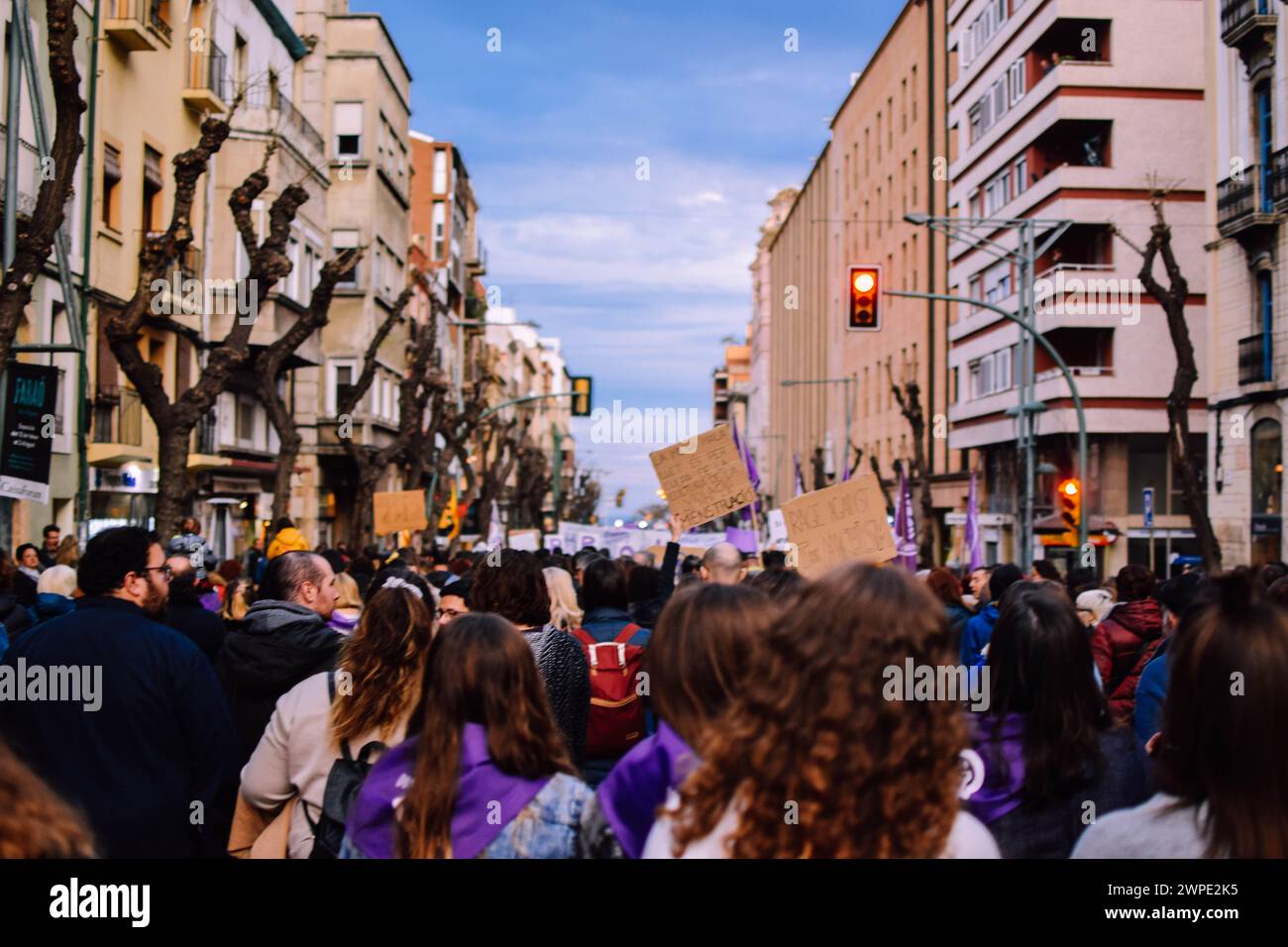 Mädchen protestieren und kämpfen für ihre Rechte auf 8M in Tarragona. Stockfoto