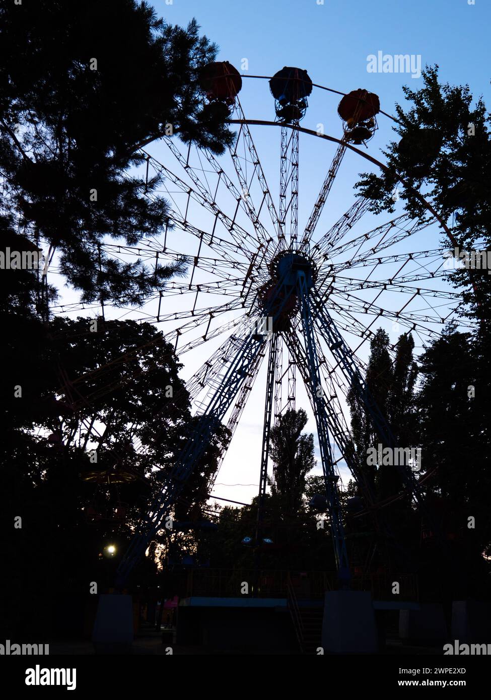 Großes und hohes Panorama-Aussichtsrad am Abend in einem städtischen Stadtpark in Kiew, Ukraine. Stockfoto