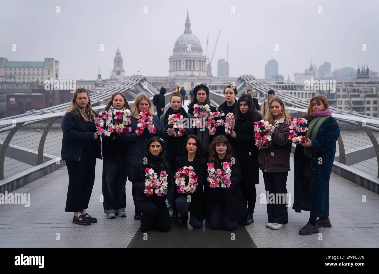 Mitglieder einer Koalition internationaler Hilfsorganisationen veranstalten eine Demonstration zum Internationalen Frauentag auf der Millennium Bridge, London, in der sie zu einem sofortigen und dauerhaften Waffenstillstand in Gaza aufrufen. Bilddatum: Donnerstag, 7. März 2024. Stockfoto