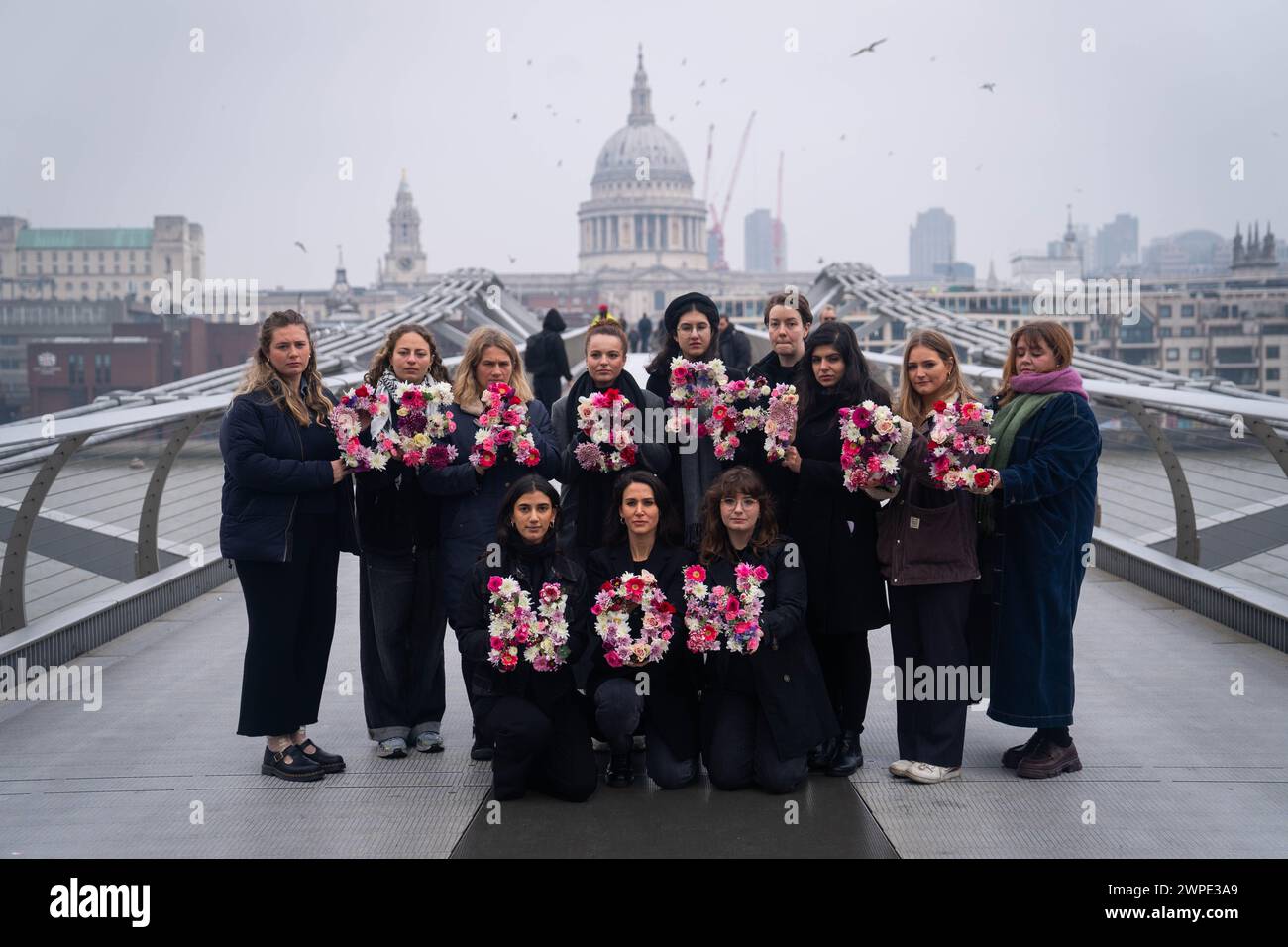 Mitglieder einer Koalition internationaler Hilfsorganisationen veranstalten eine Demonstration zum Internationalen Frauentag auf der Millennium Bridge, London, in der sie zu einem sofortigen und dauerhaften Waffenstillstand in Gaza aufrufen. Bilddatum: Donnerstag, 7. März 2024. Stockfoto