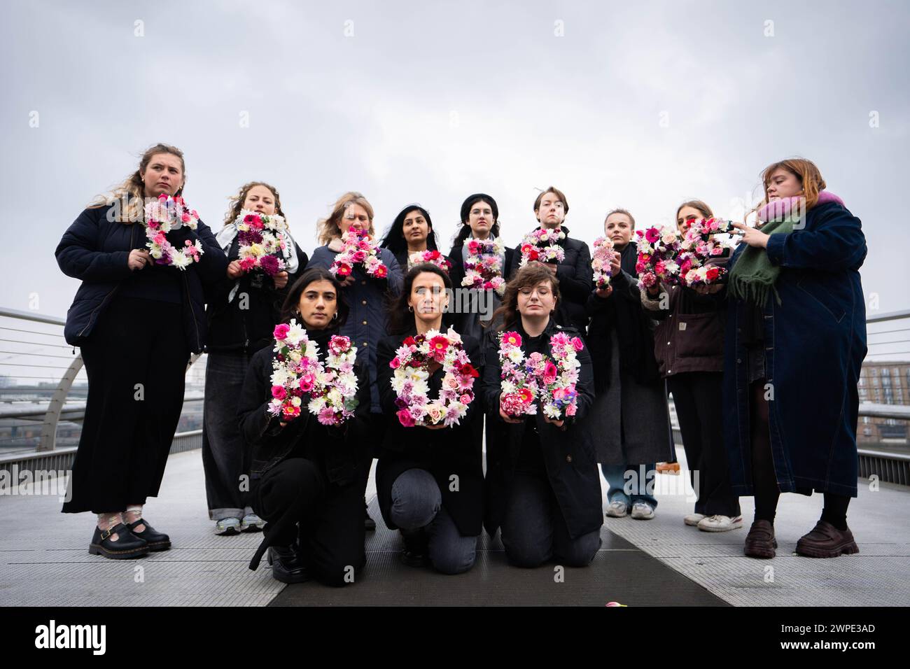 Mitglieder einer Koalition internationaler Hilfsorganisationen veranstalten eine Demonstration zum Internationalen Frauentag auf der Millennium Bridge, London, in der sie zu einem sofortigen und dauerhaften Waffenstillstand in Gaza aufrufen. Bilddatum: Donnerstag, 7. März 2024. Stockfoto