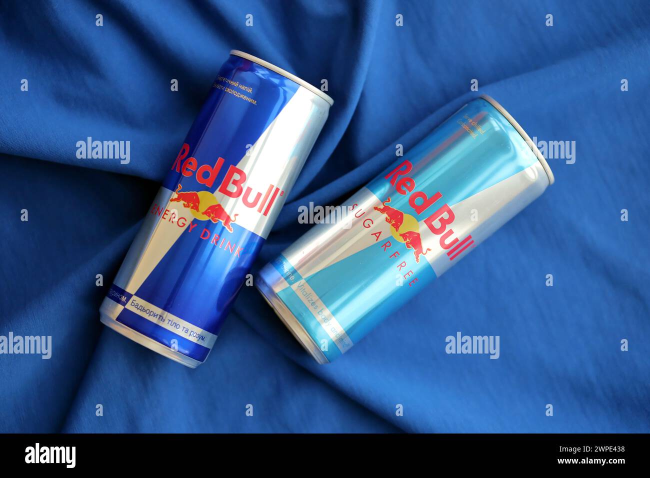 TERNOPIL, UKRAINE - 7. JULI 2023 Red Bull ENERGY Drink Aluminiumdose mit originellem Design Nahaufnahme Stockfoto