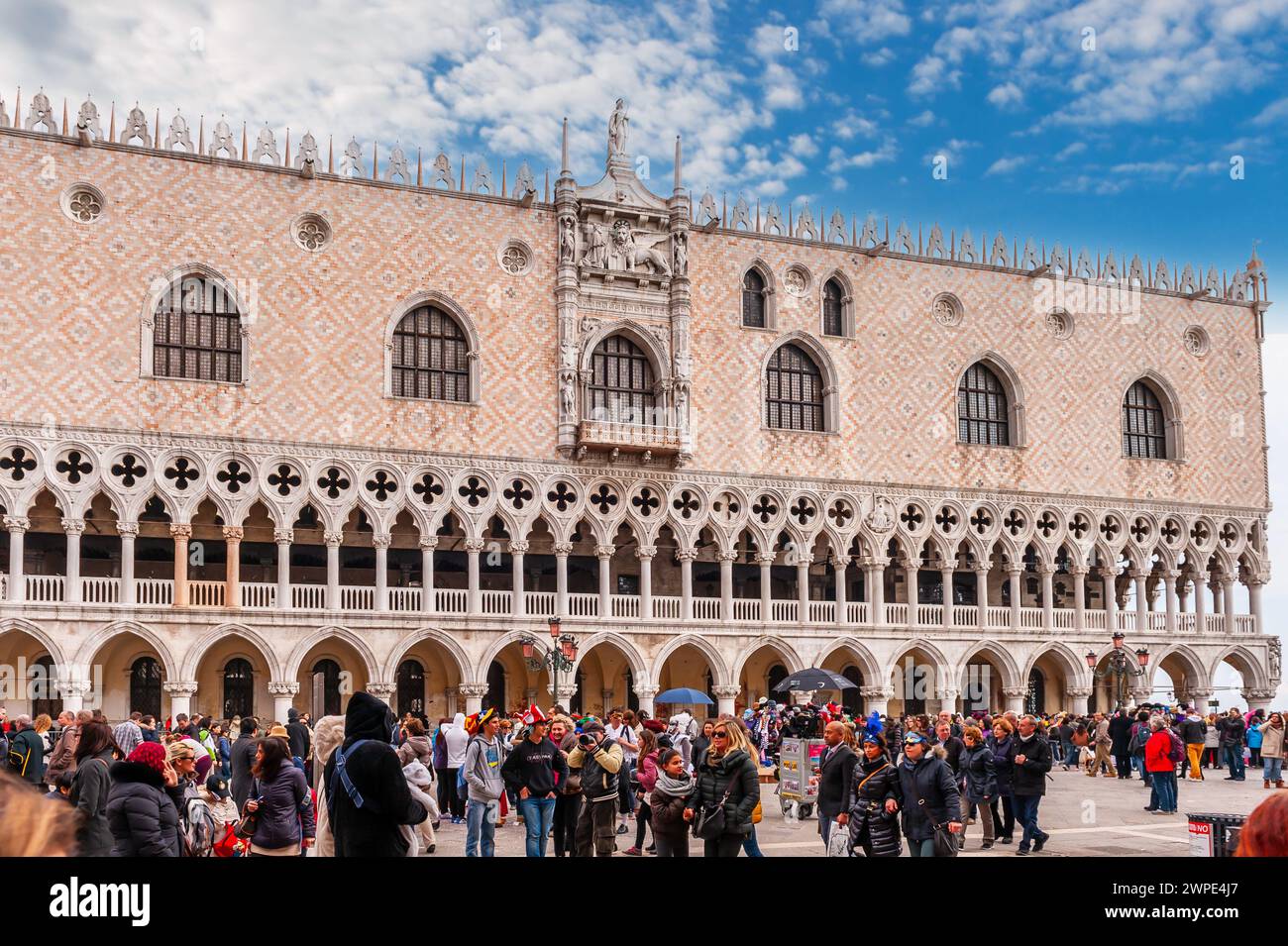 Fassade des Dogenpalastes und Touristen auf dem Markusplatz in Venedig, Venetien, Italien Stockfoto
