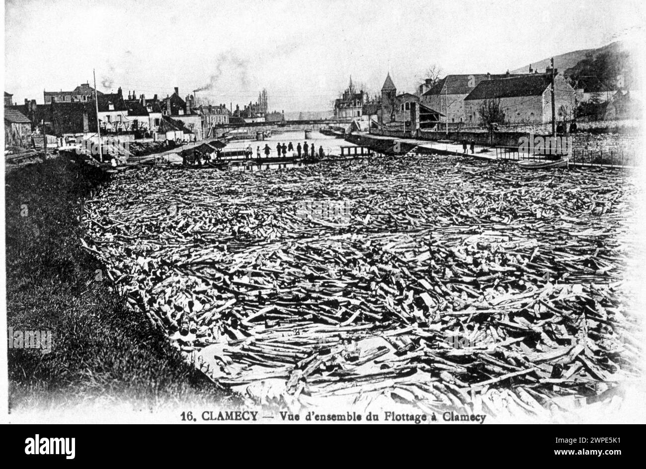 Holz schwimmt auf dem Morvan in Clamecy - Postkarte, Anfang des 20. Jahrhunderts Stockfoto