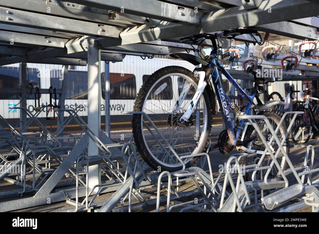 Radparkplätze am Hauptbahnhof Farnborough mit Fahrradständern, Farnborough, Hampshire, Großbritannien Stockfoto