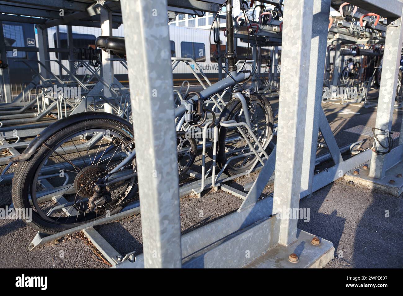 Radparkplätze am Hauptbahnhof Farnborough mit Fahrradständern, Farnborough, Hampshire, Großbritannien Stockfoto