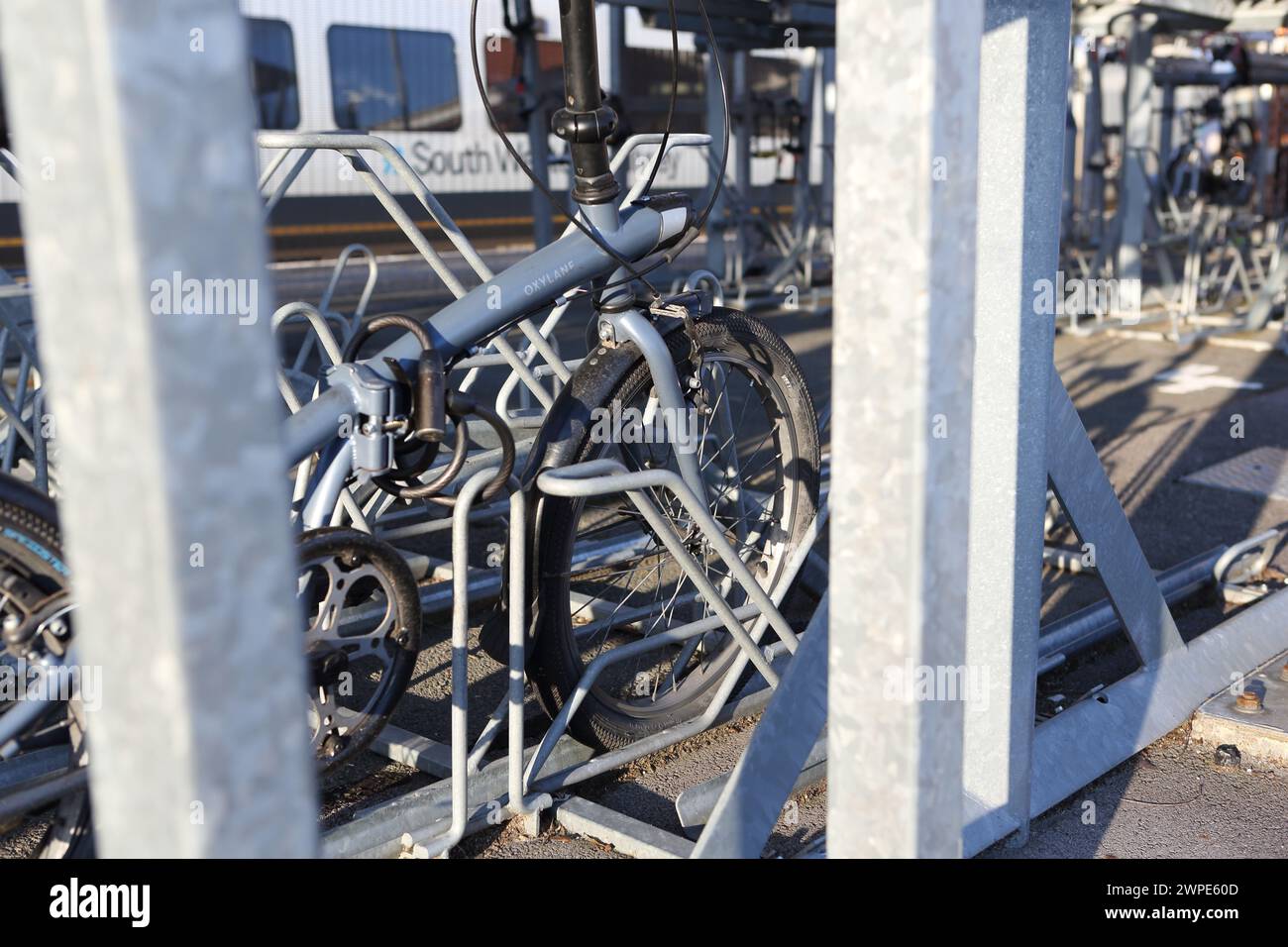 Radparkplätze am Hauptbahnhof Farnborough mit Fahrradständern, Farnborough, Hampshire, Großbritannien Stockfoto