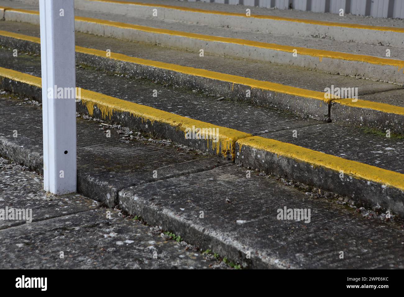 Terrassenbetontreppen mit gelb lackierten Linien an den Kanten und Metallbarrieren Stockfoto