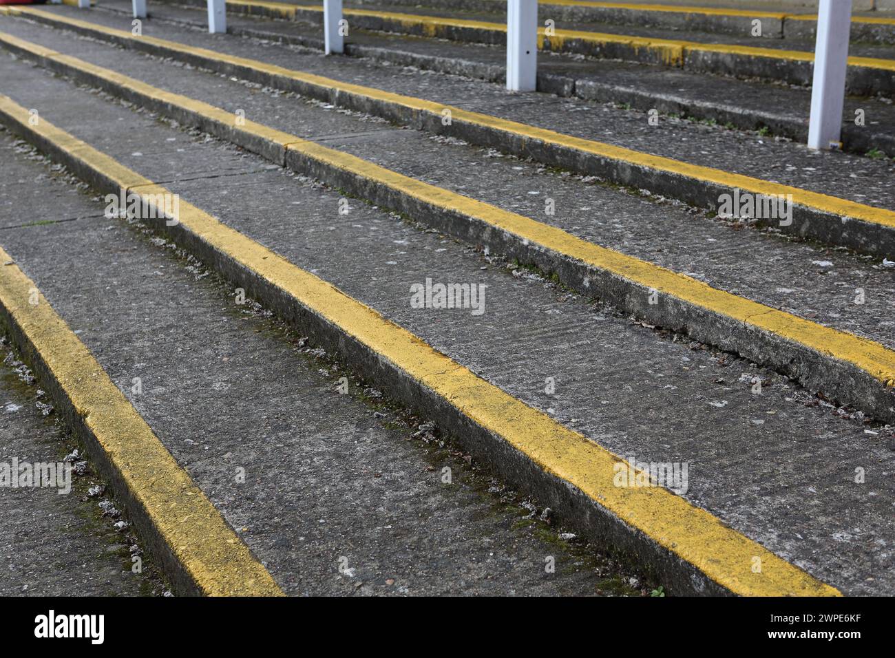 Terrassenbetontreppen mit gelb lackierten Linien an den Kanten und Metallbarrieren Stockfoto