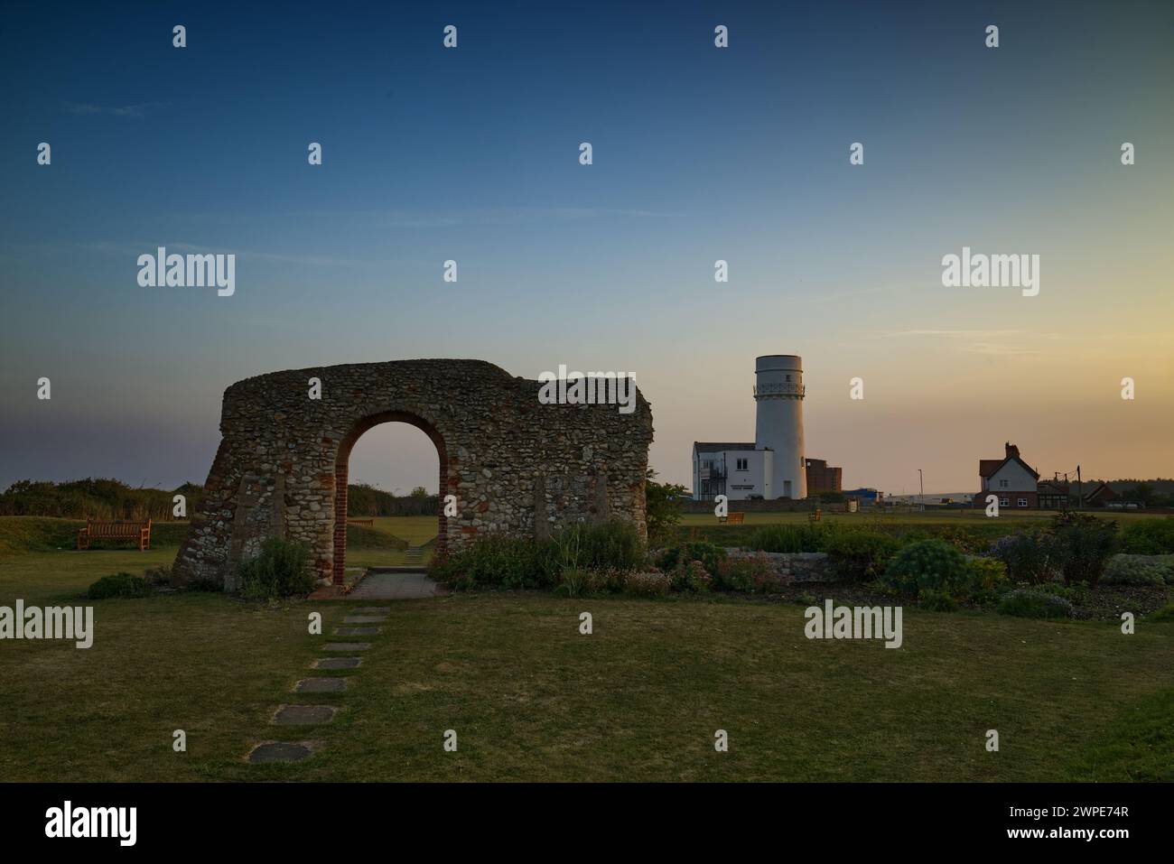 Cliff Parade, Hunstanton, Norfolk, England, Vereinigtes Königreich, Sonnenaufgang - Ruinen von St. Edmund's Kapelle, Leuchtturm Hunstanton und Coastguard Lookout in der Ferne. Stockfoto