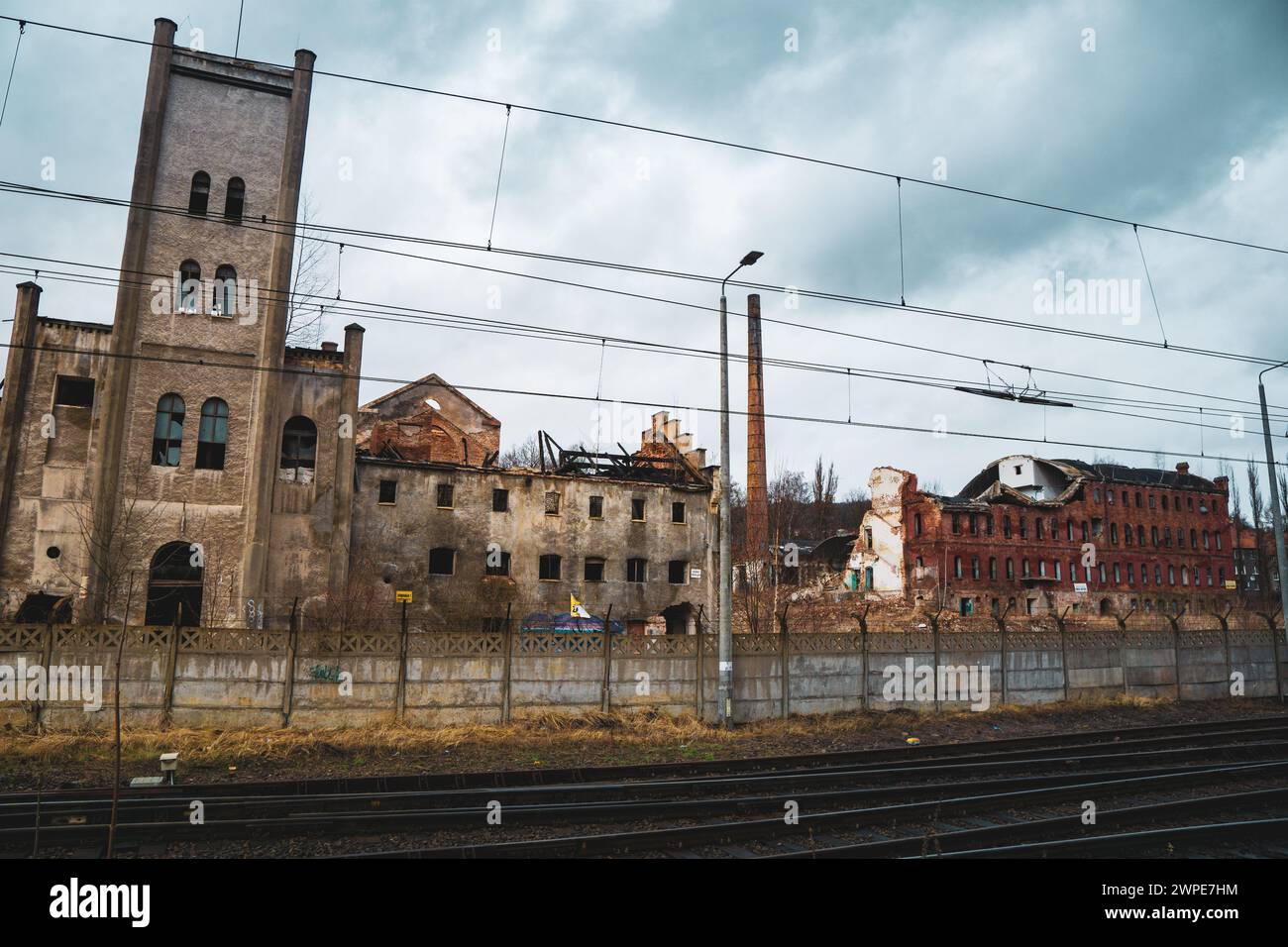 22.02.2024 Walbrzych, polen: Ruinen einer alten Porzellanfabrik in Walbrzych, Polen Stockfoto