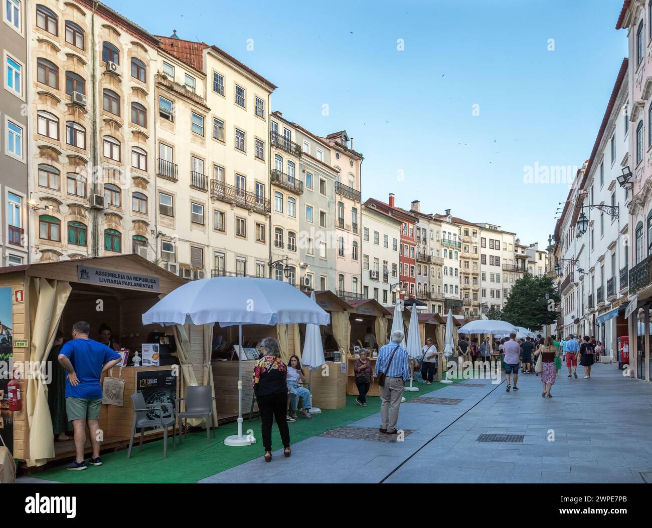 Coimbra, Portugal - 25. Juni 2023: Blick auf die Buchmesse am Ende des Tages auf dem Handelsplatz in Coimbra, Portugal. Stockfoto