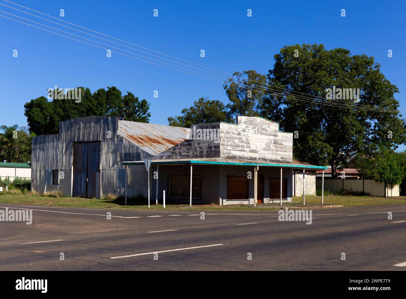 Ehemalige Garage - Ladenfront in den Straßen von Surat Queensland Australien Stockfoto