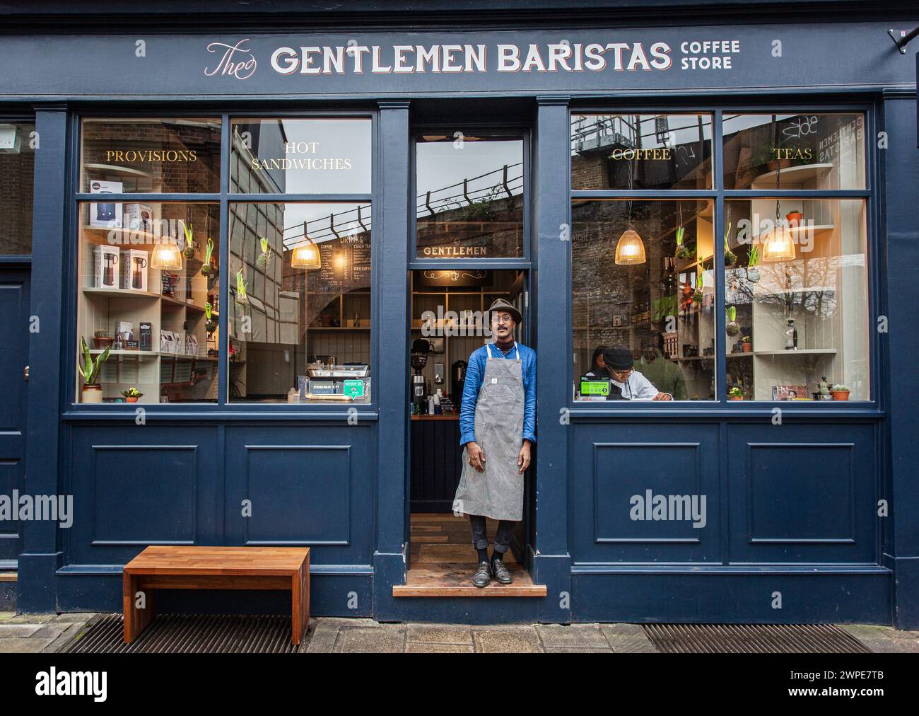 Barista steht vor dem Gentleman Baristas Coffee Shop in London Bridge. Stockfoto