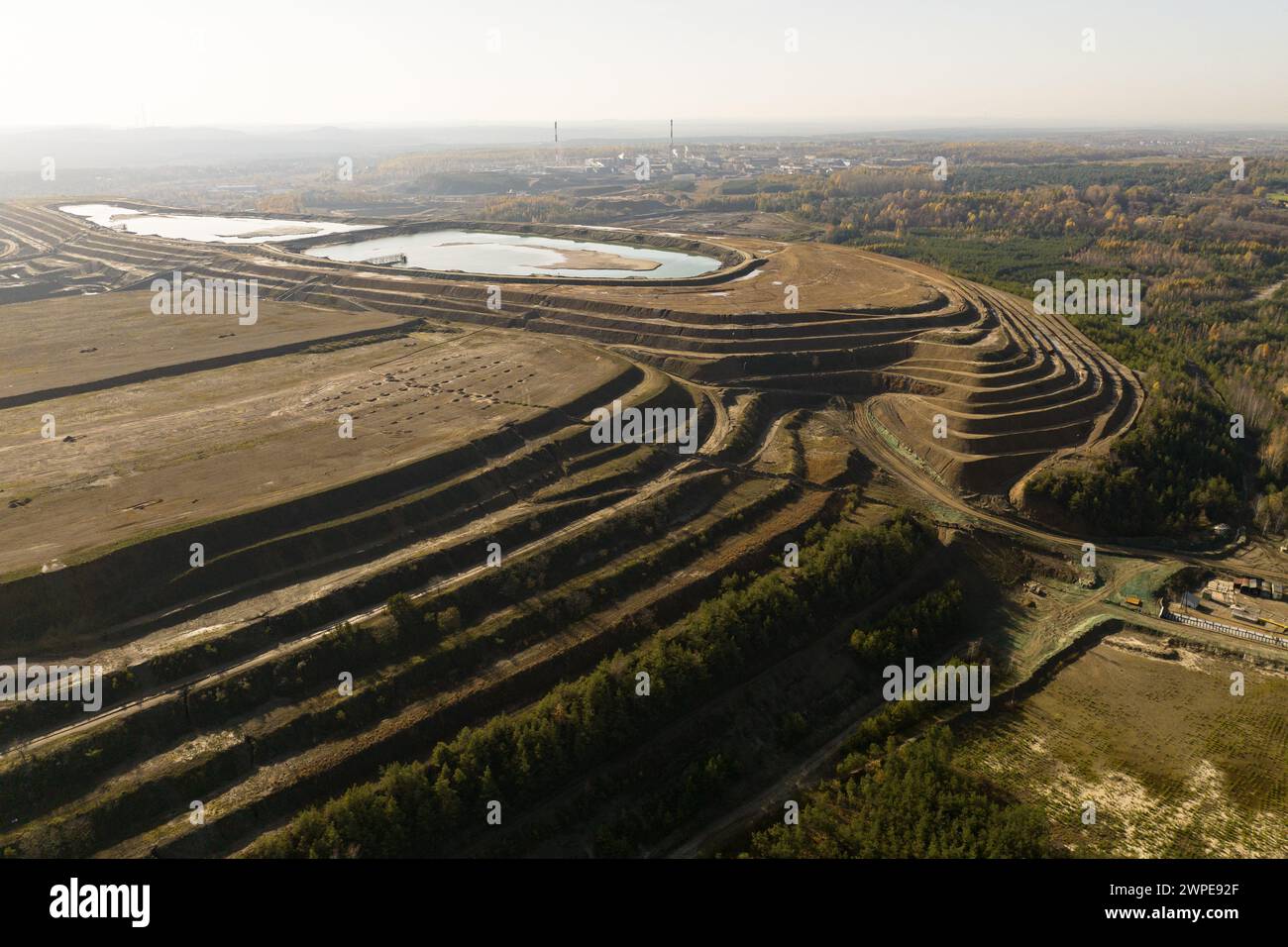 Industriekohle, abstrakter Sendimentationstank in Polen. Industrieller See: Drohne aus der Luft. Absetzbecken und Klärer sind auf Wa Stockfoto