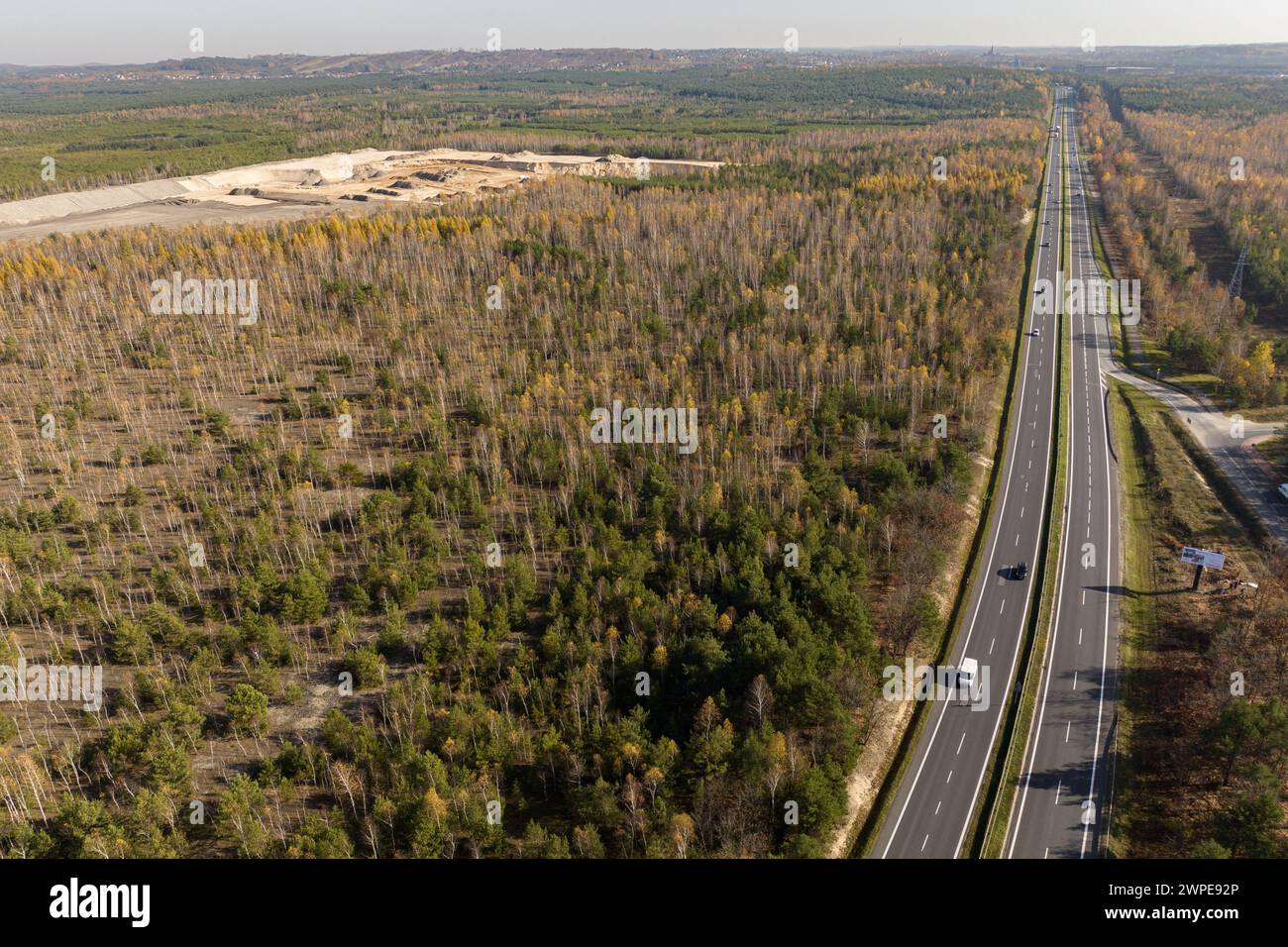 Industriekohle, abstrakter Sendimentationstank in Polen. Industrieller See: Drohne aus der Luft. Absetzbecken und Klärer sind auf Wa Stockfoto