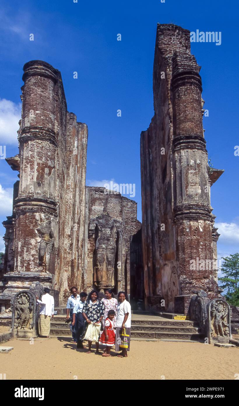 Sri Lanka, einheimische Touristen an der hinduarchäologischen Stätte in Polonnaruwa. Stockfoto