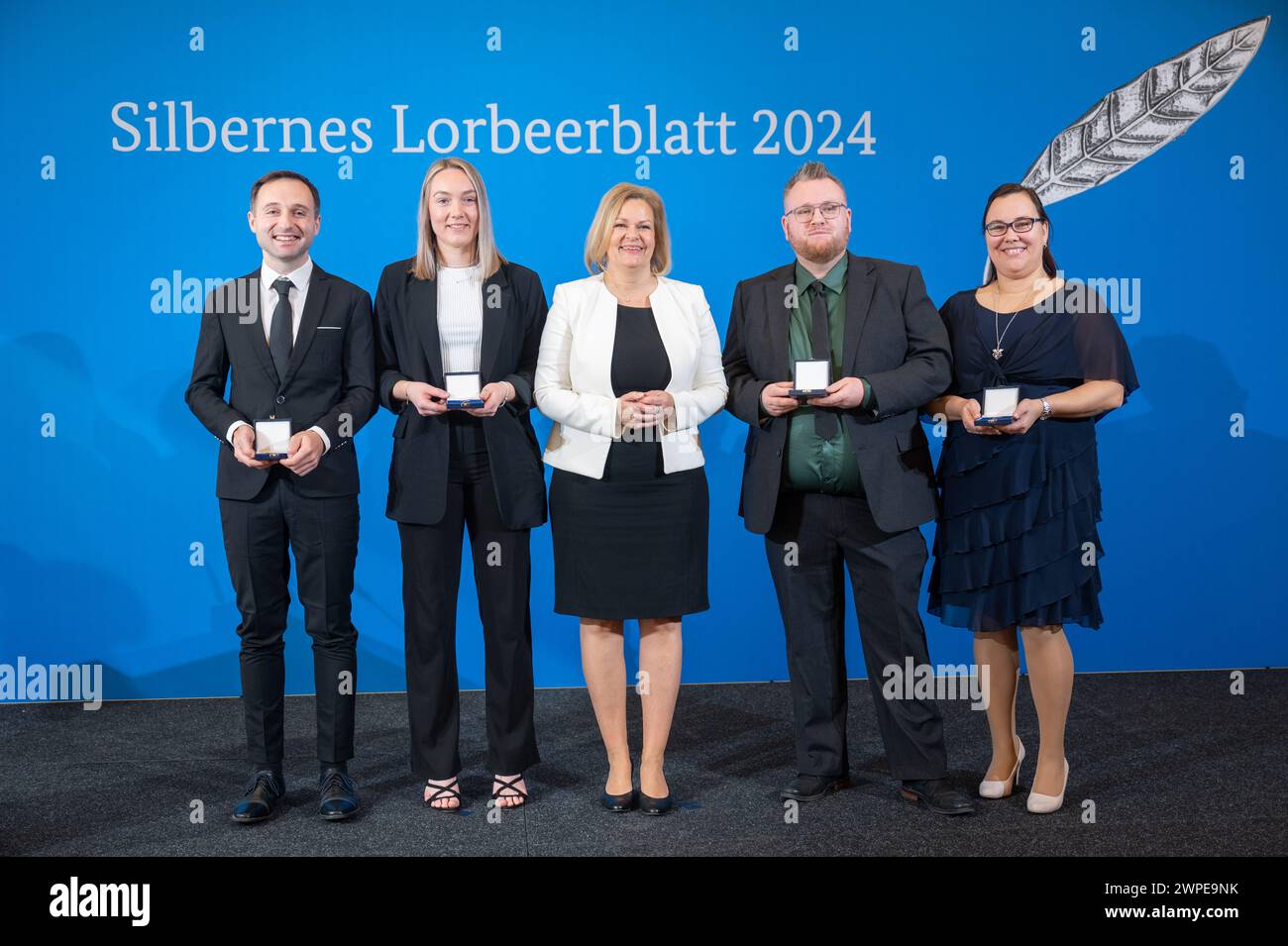 Berlin, Deutschland. März 2024. Nancy Faeser (SPD, M), Bundesministerin des Innern und Innern, steht bei der Verleihung des Silver Laurel Leaf mit den Gewinnern des Deutschen Minigolfverbandes auf der Bühne. Das Silver Laurel Leaf ist Deutschlands höchste staatliche Auszeichnung für sportliche Erfolge. Quelle: Christophe Gateau/dpa/Alamy Live News Stockfoto