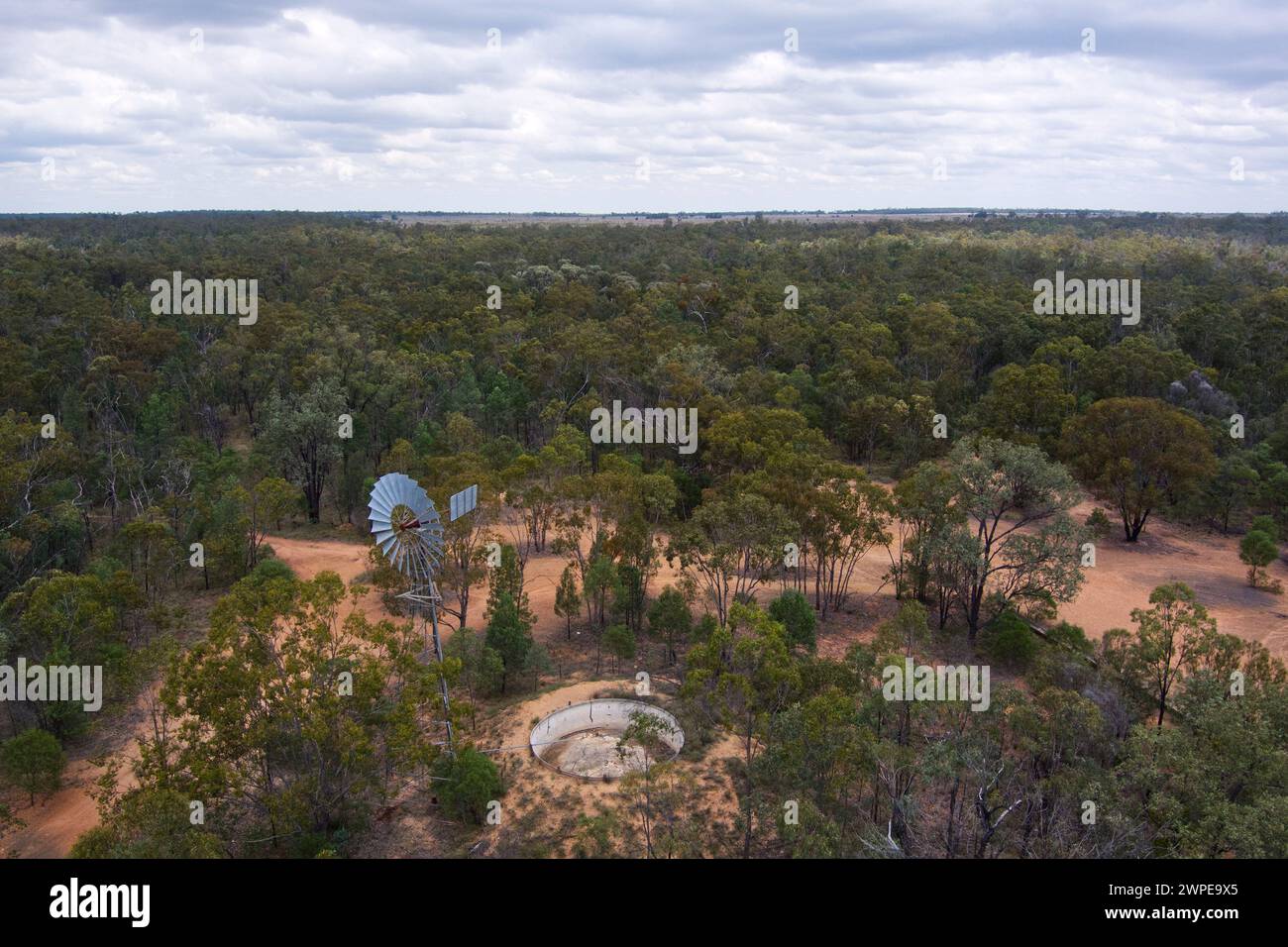 Luftlinie des Maryanne Dammes und Windmühle-Standorts Yuleba Queensland Australia Stockfoto