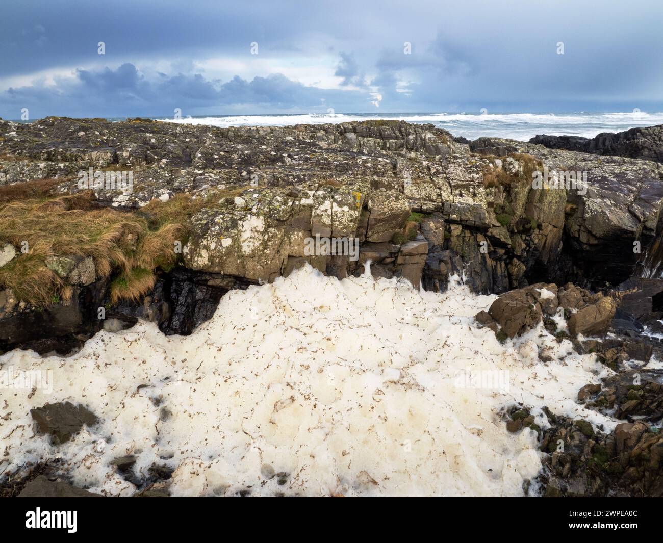 Spume in Saligo Bay auf Islay, Schottland, Großbritannien. Stockfoto