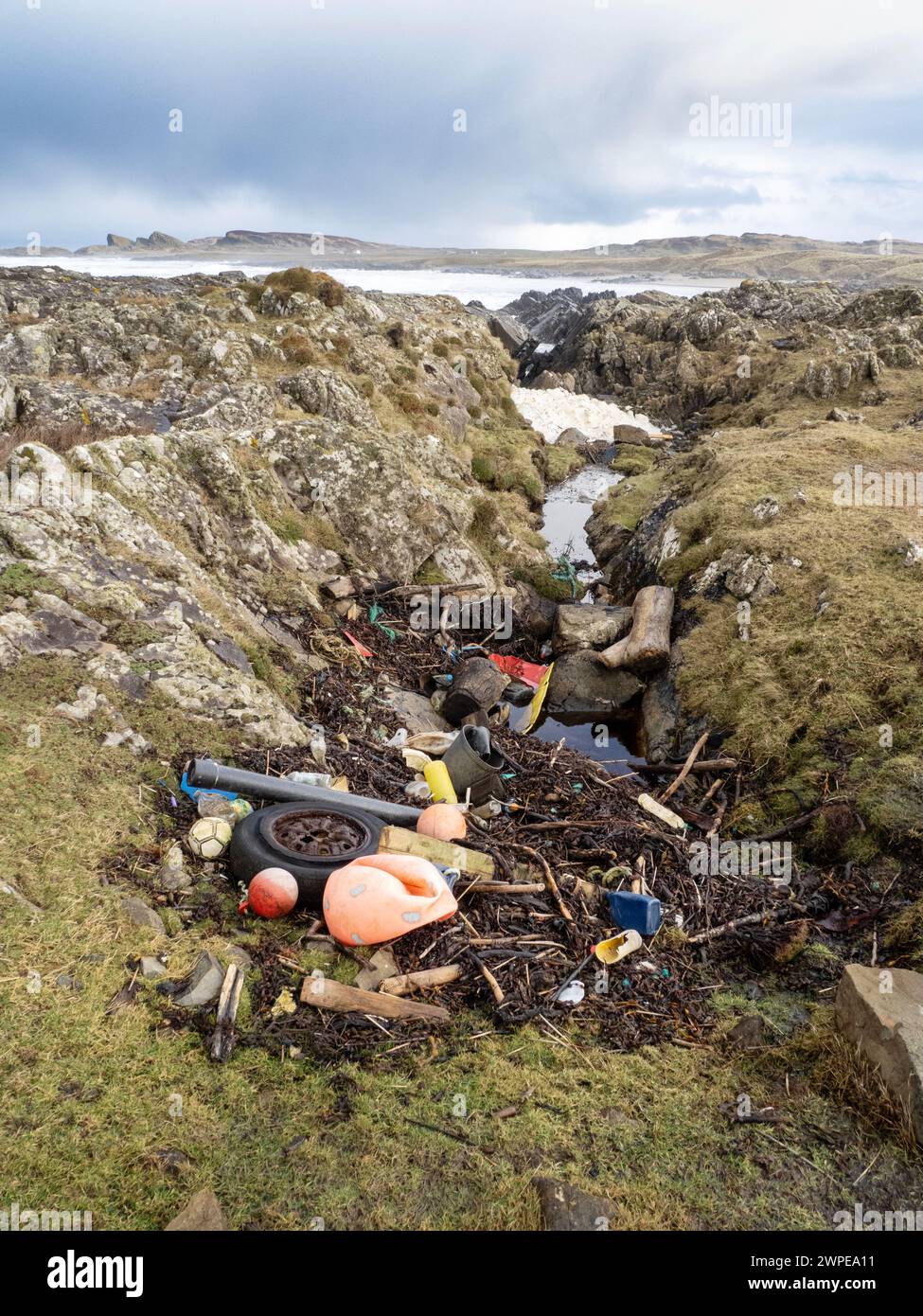 Plastik wurde an Land in Saligo Bay auf Islay, Schottland, Großbritannien gespült. Stockfoto