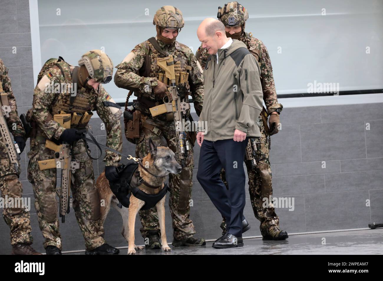 Ein Kommandotrupp des Kommandos Spezialkräfte KSK mit Bundeskanzler
