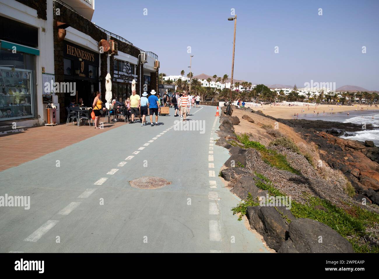 Küstenweg in Richtung playa de las cucharas Costa Teguise, Lanzarote, Kanarische Inseln, spanien Stockfoto