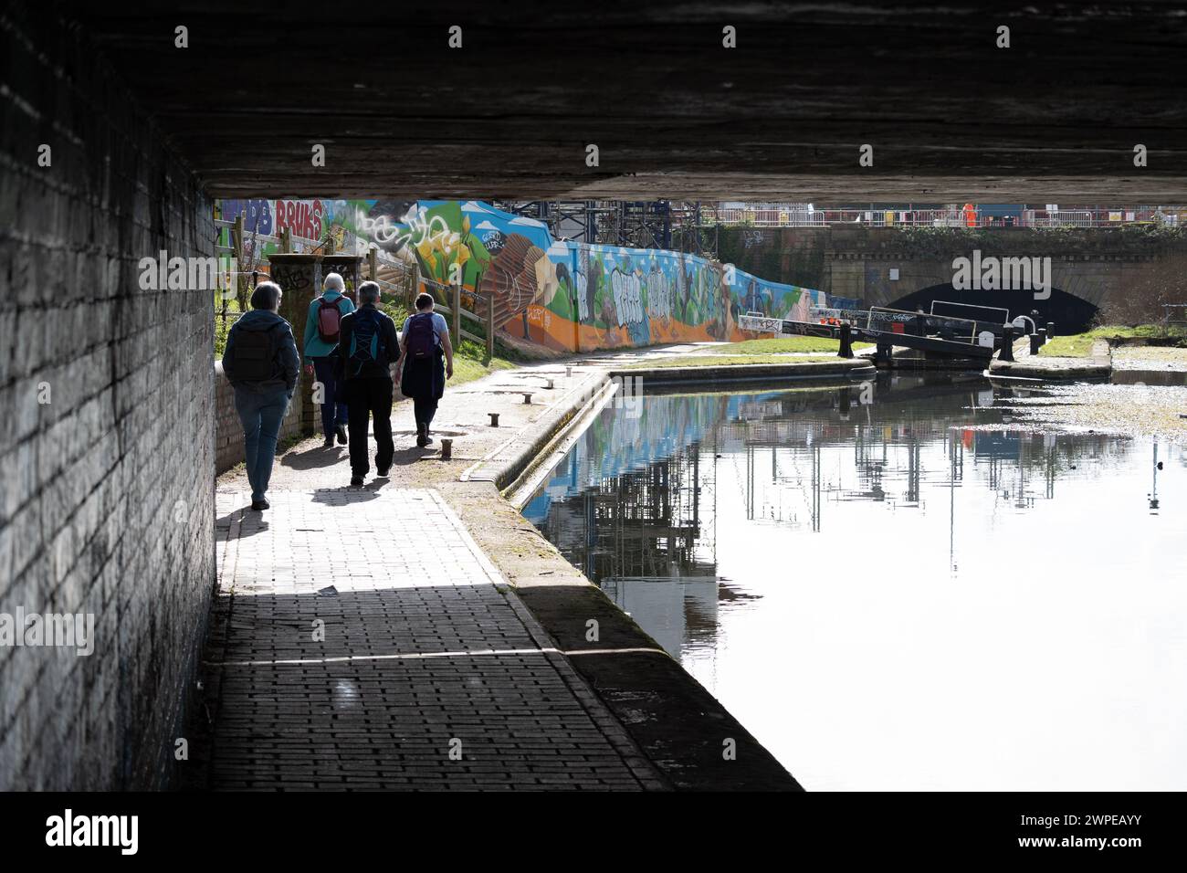 Spaziergänger am Digbeth Branch Canal während der HS2-Bauarbeiten, Curzon Street, Birmingham, Großbritannien Stockfoto