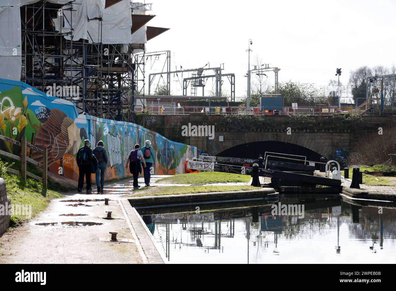 Spaziergänger am Digbeth Branch Canal während der HS2-Bauarbeiten, Curzon Street, Birmingham, Großbritannien Stockfoto