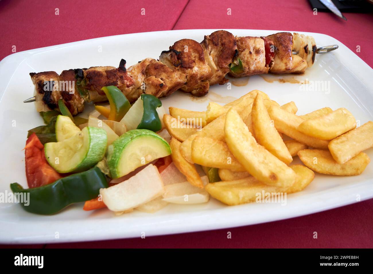 Hähnchenspeise und Chips in einem Restaurant Costa Teguise, Lanzarote, Kanarische Inseln, spanien Stockfoto