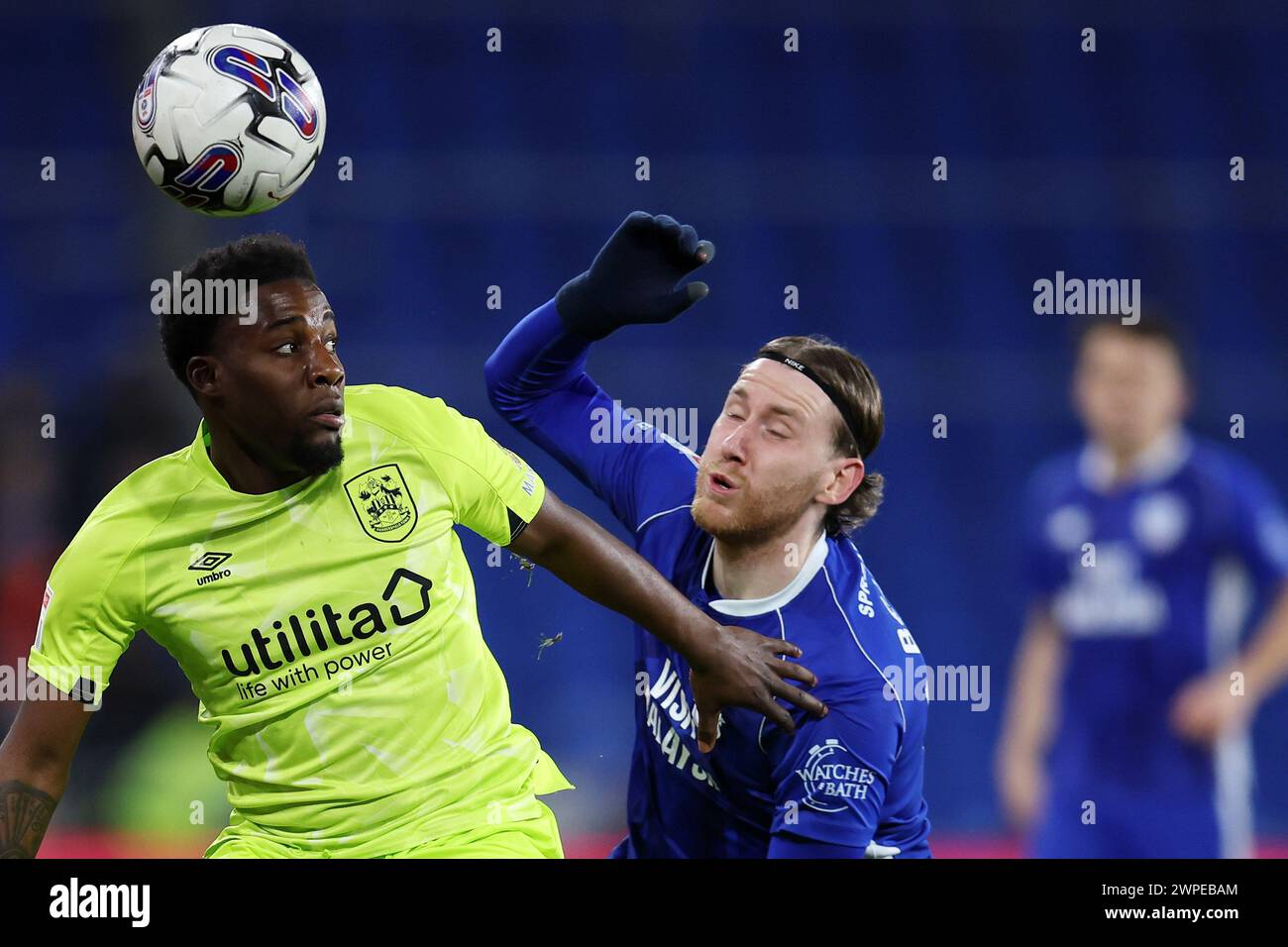 Cardiff, Großbritannien. März 2024. Jaheim Headley von Huddersfield Town (l) und Josh Bowler von Cardiff City in Aktion. EFL Skybet Championship Match, Cardiff City gegen Huddersfield Town im Cardiff City Stadium in Cardiff, Wales am Mittwoch, 6. März 2024. Dieses Bild darf nur für redaktionelle Zwecke verwendet werden. Nur redaktionelle Verwendung, Bild von Andrew Orchard/Andrew Orchard Sportfotografie/Alamy Live News Credit: Andrew Orchard Sportfotografie/Alamy Live News Stockfoto