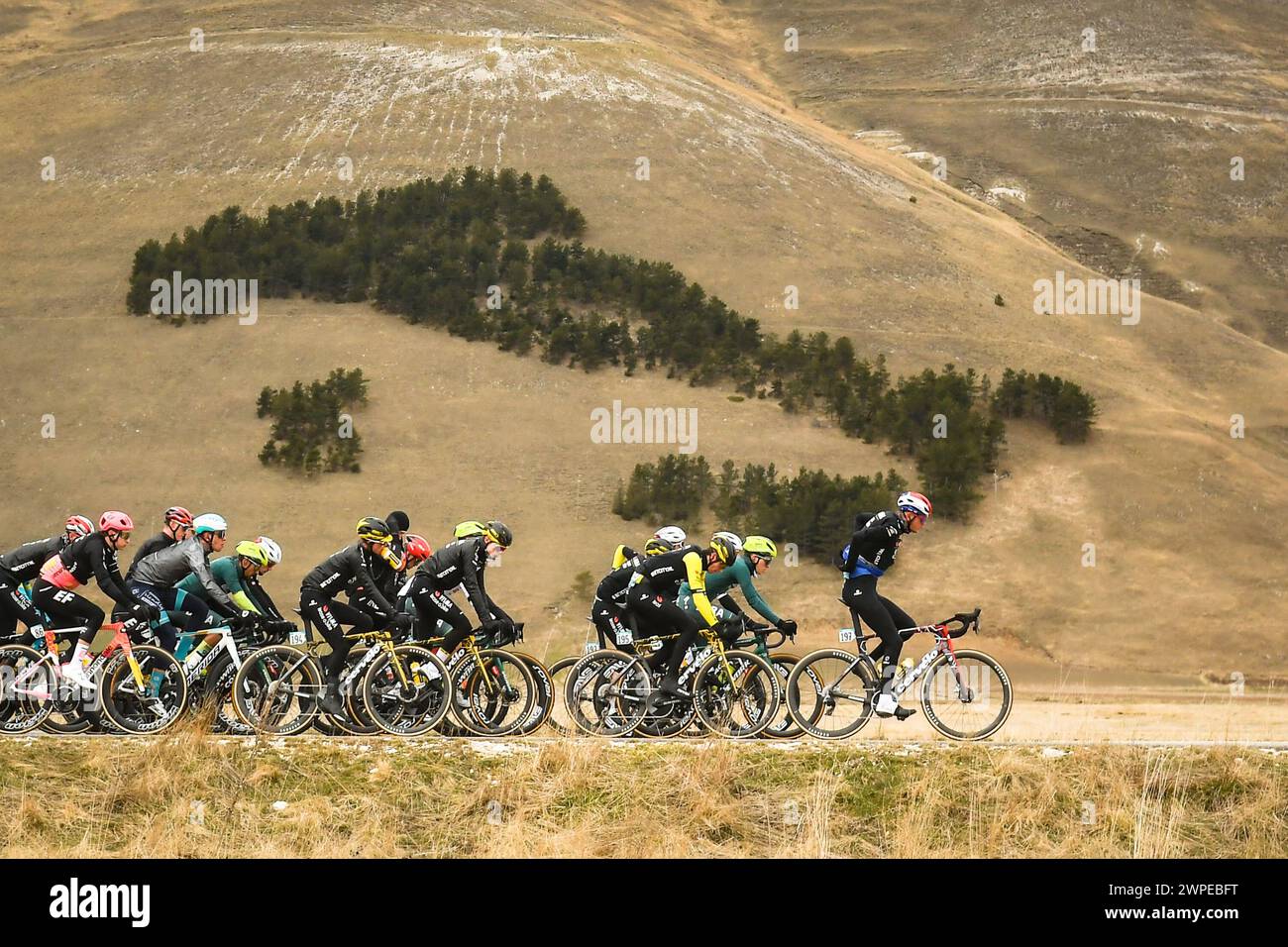 Giulianova, Italien. März 2024. Das Paket fährt während des 59. Tirreno-Adriatico 2024 durch die Piana di Castelluccio, Etappe 4 von Arrone nach Giulianova am 07. März 2024 in Giulianova, Abruzzen, Italien. (Foto: Fabio Ferrari/LaPresse) Credit: LaPresse/Alamy Live News Stockfoto