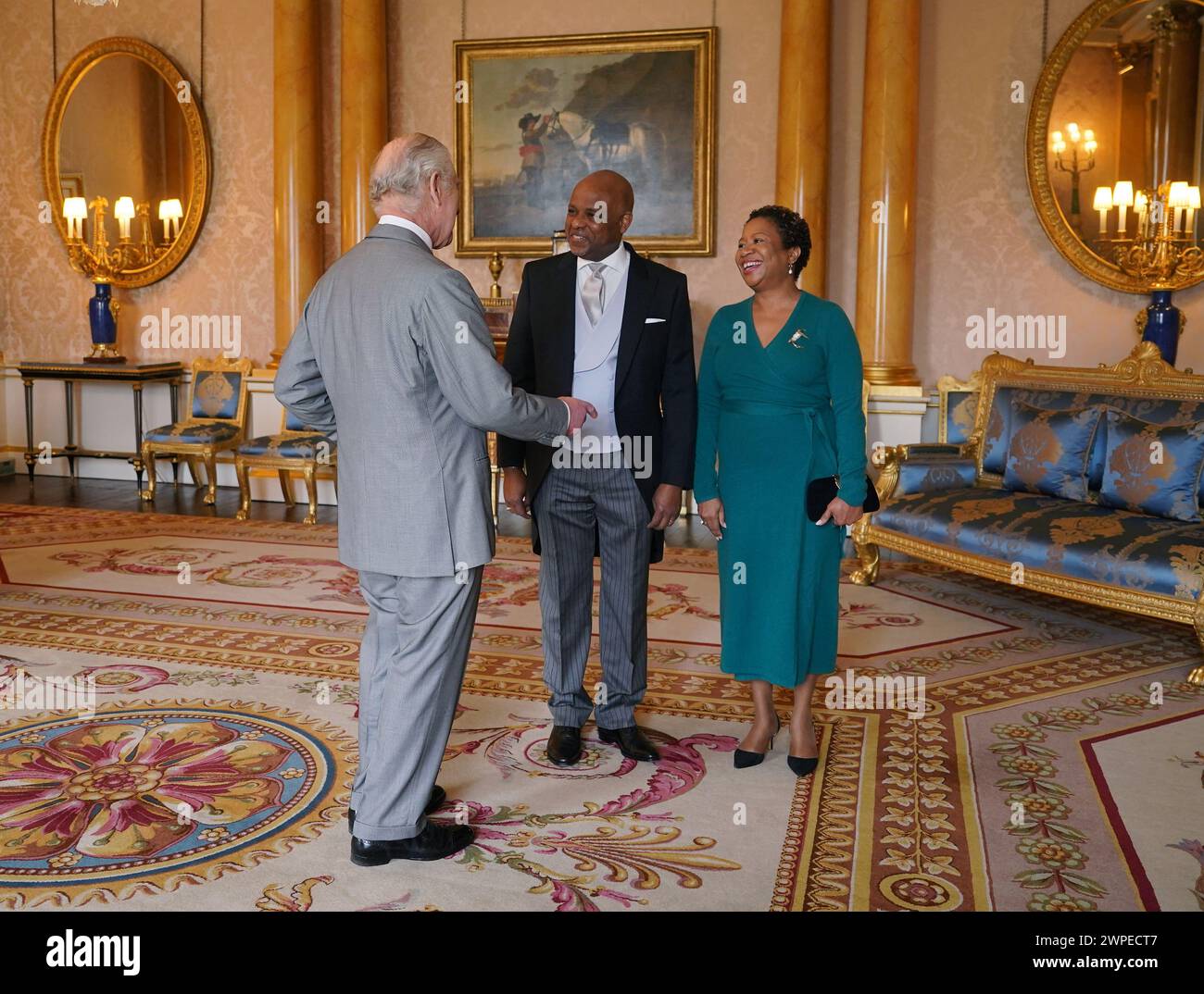 König Karl III. Während einer Audienz mit Alexander Williams, dem Hohen Kommissar von Jamaika, und Carol Watson-Williams, im Buckingham Palace, London. Bilddatum: Donnerstag, 7. März 2024. Stockfoto