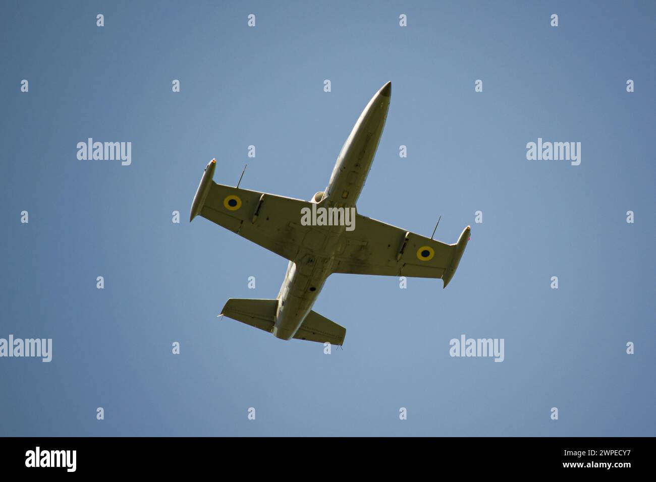 Ukrainische Streitkräfte militärische Trainingsflugzeuge im Flug Stockfoto