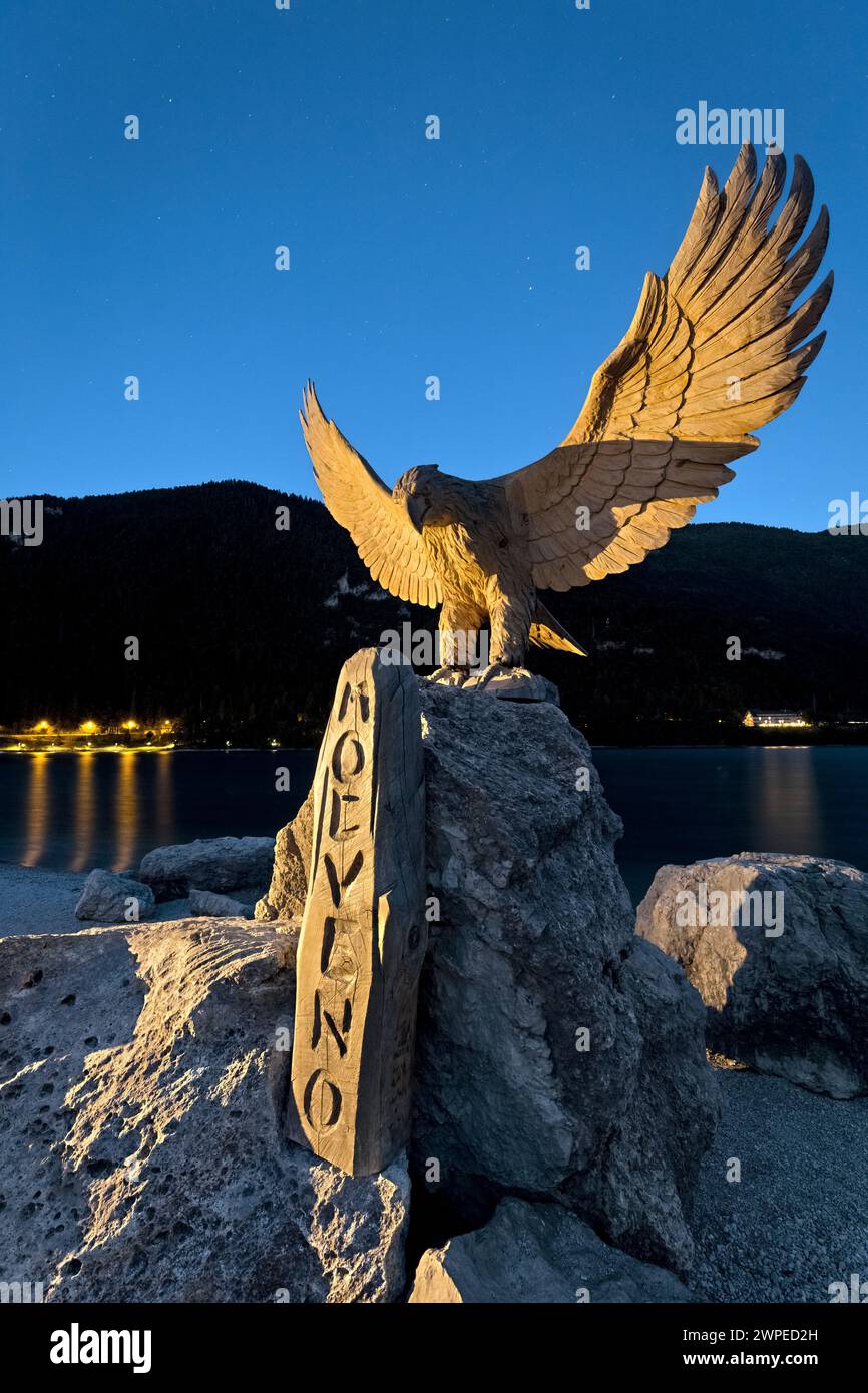 Holzskulptur, die einen Adler am Ufer des Molveno-Sees darstellt. Trentino, Italien. Stockfoto
