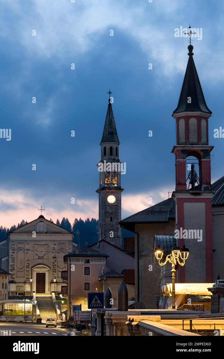 Dorf Gallio: Die Kirche San Bartolomeo und die Kirche Santa Maria delle Grazie. Sieben Gemeinden, Venetien, Italien. Stockfoto